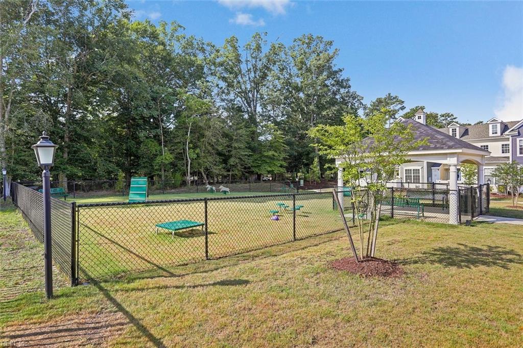 802 Promenade LN