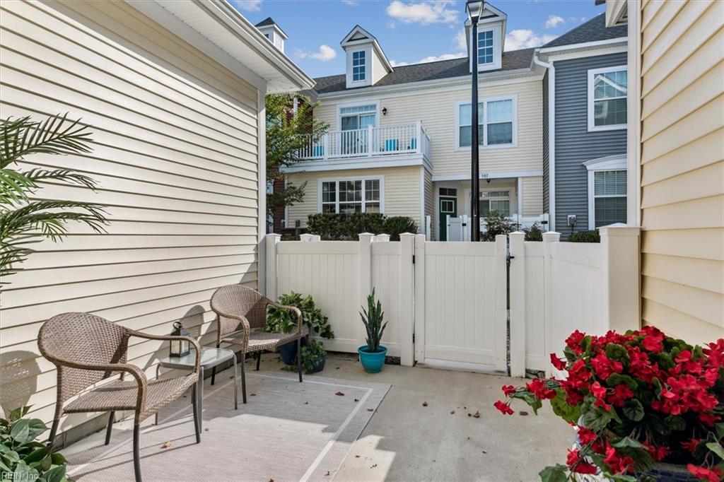 802 Promenade LN