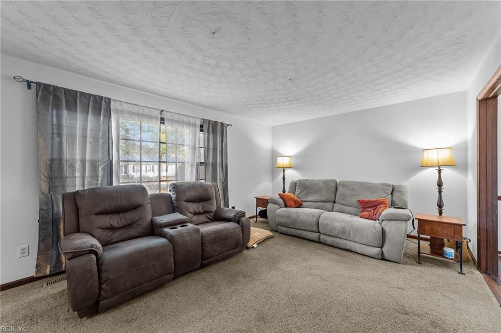 17 Carriage Hill DR