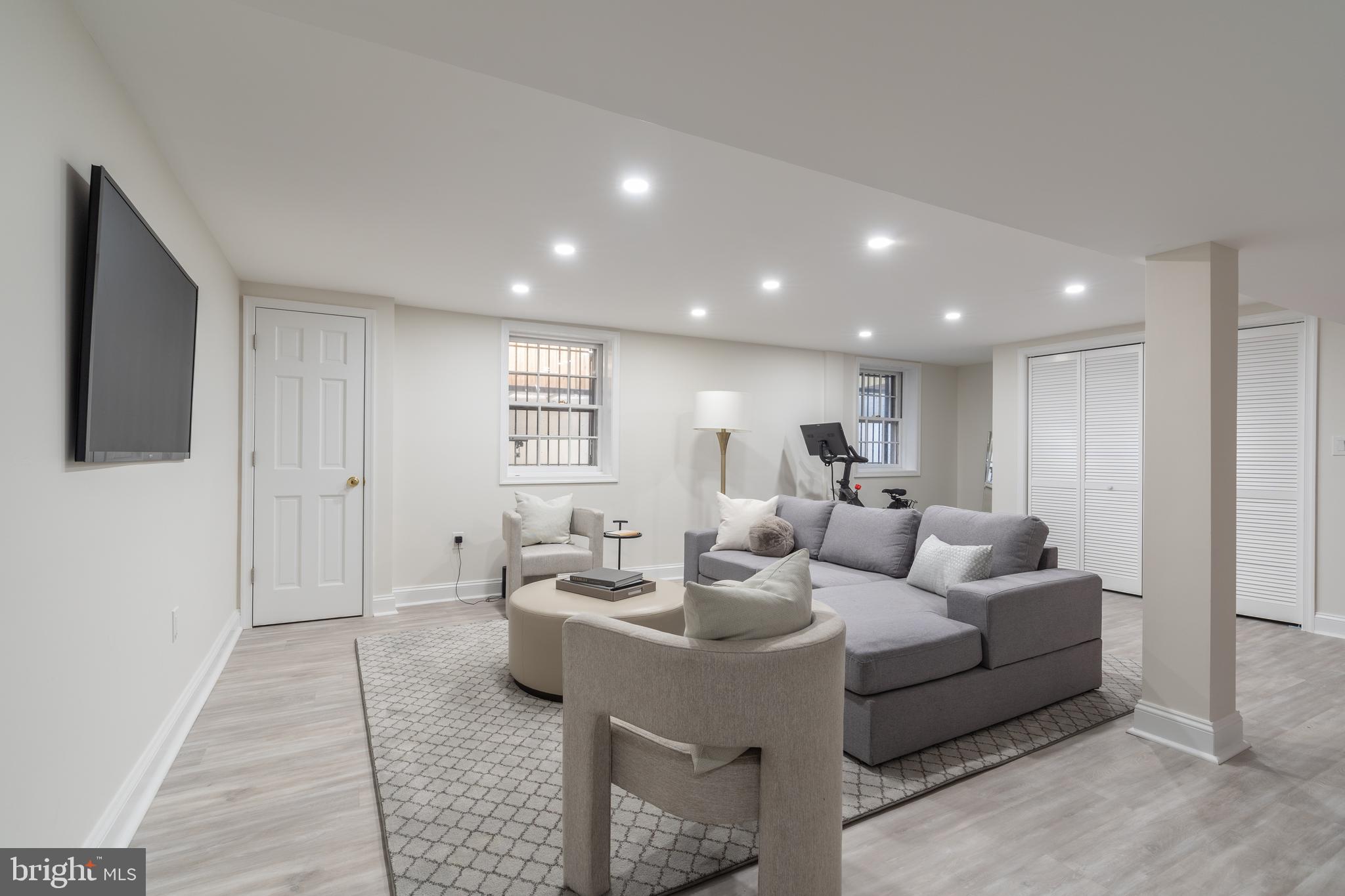 49 Observatory Cir NW