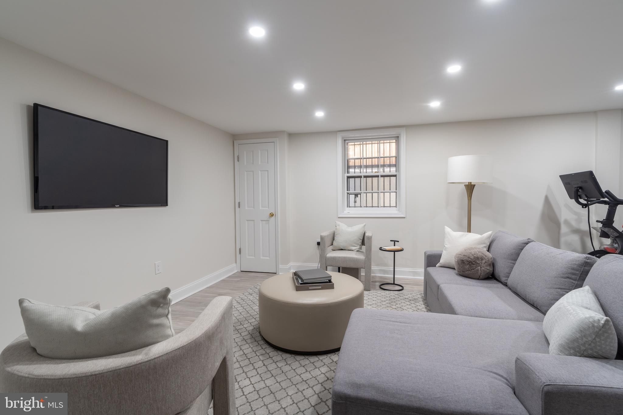 49 Observatory Cir NW