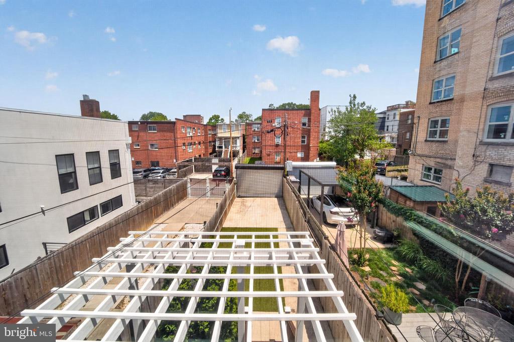 615 11TH STREET NE