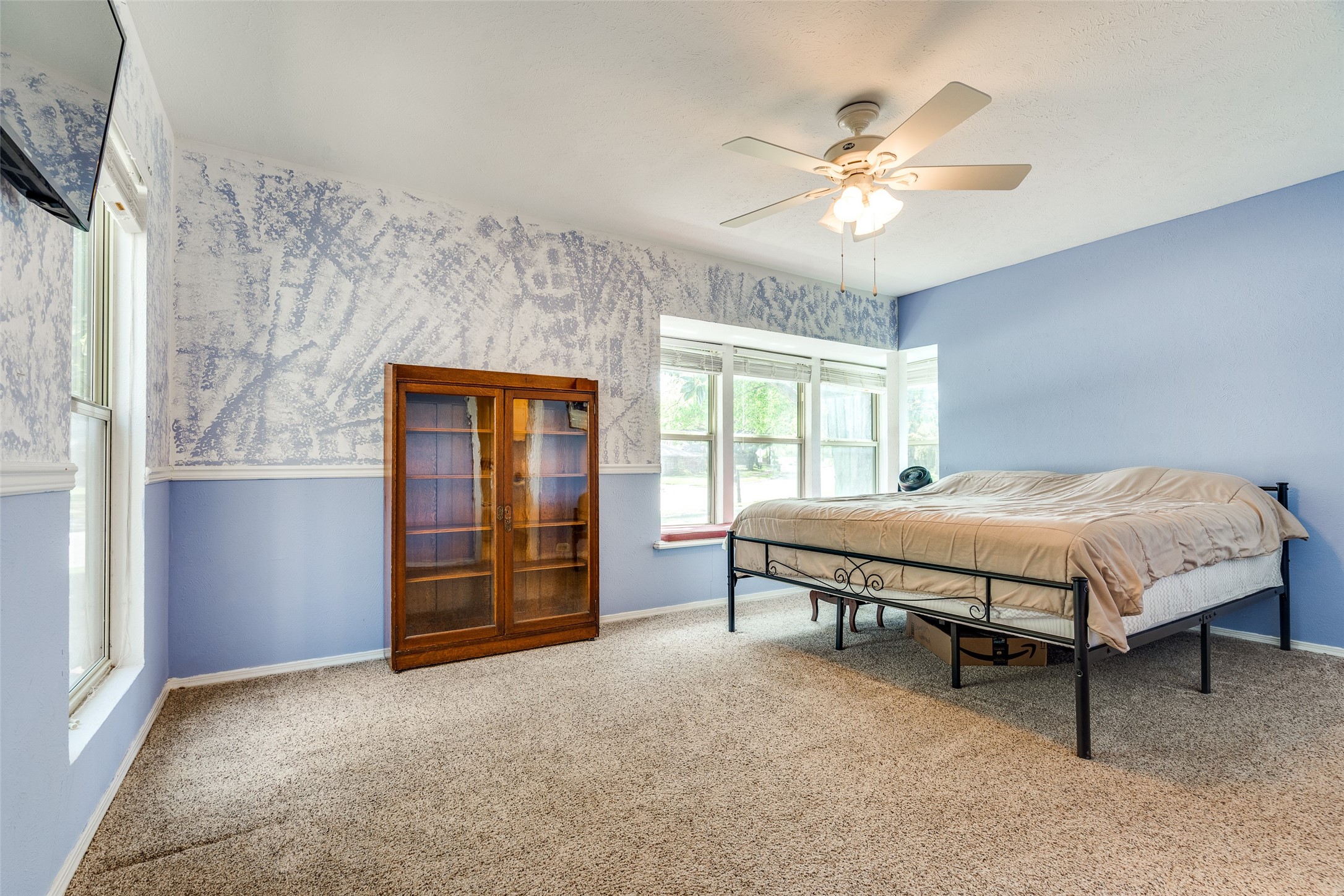 2121 Woodburn Corners