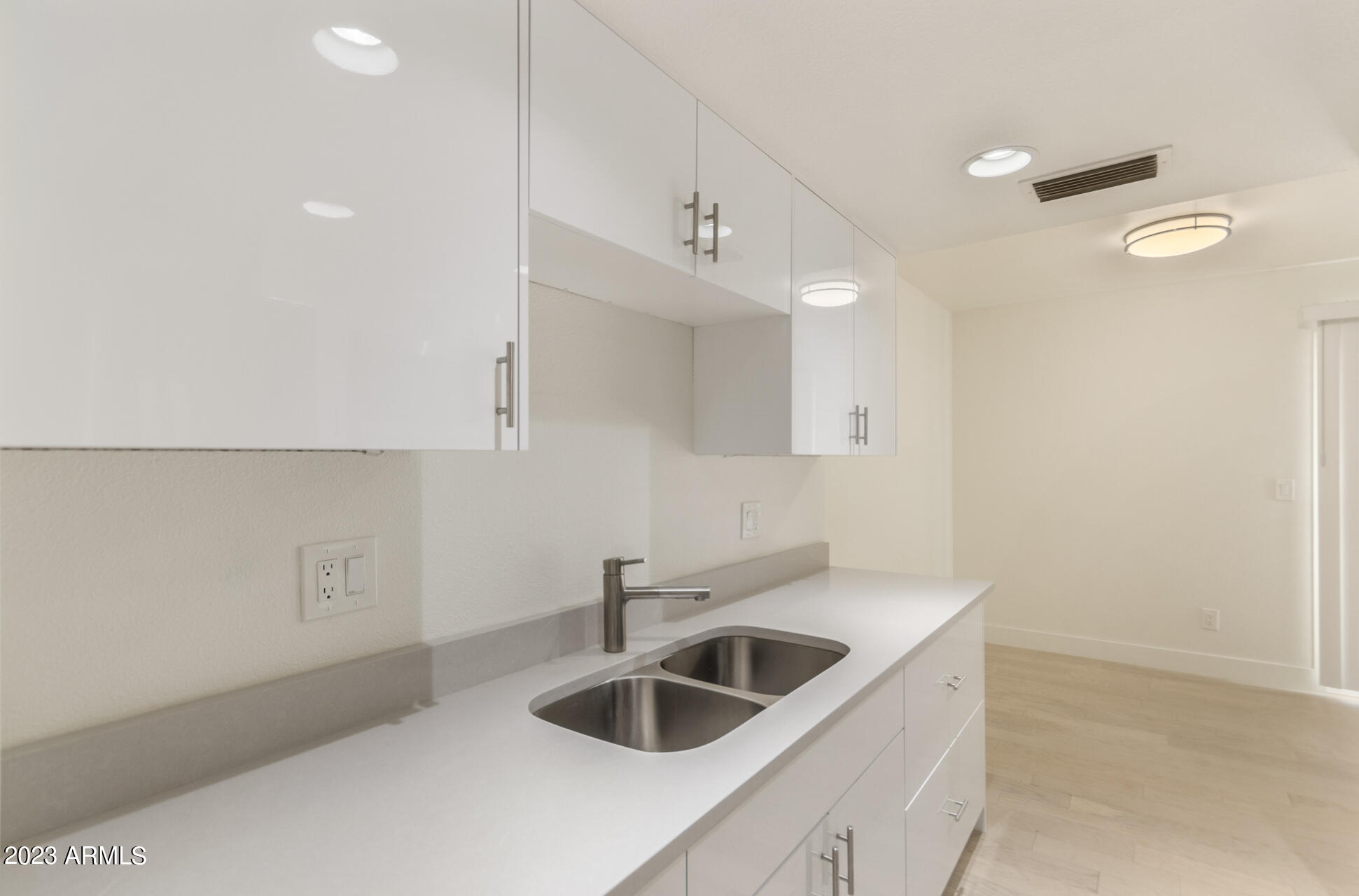 827 E COCHISE Drive Unit: B