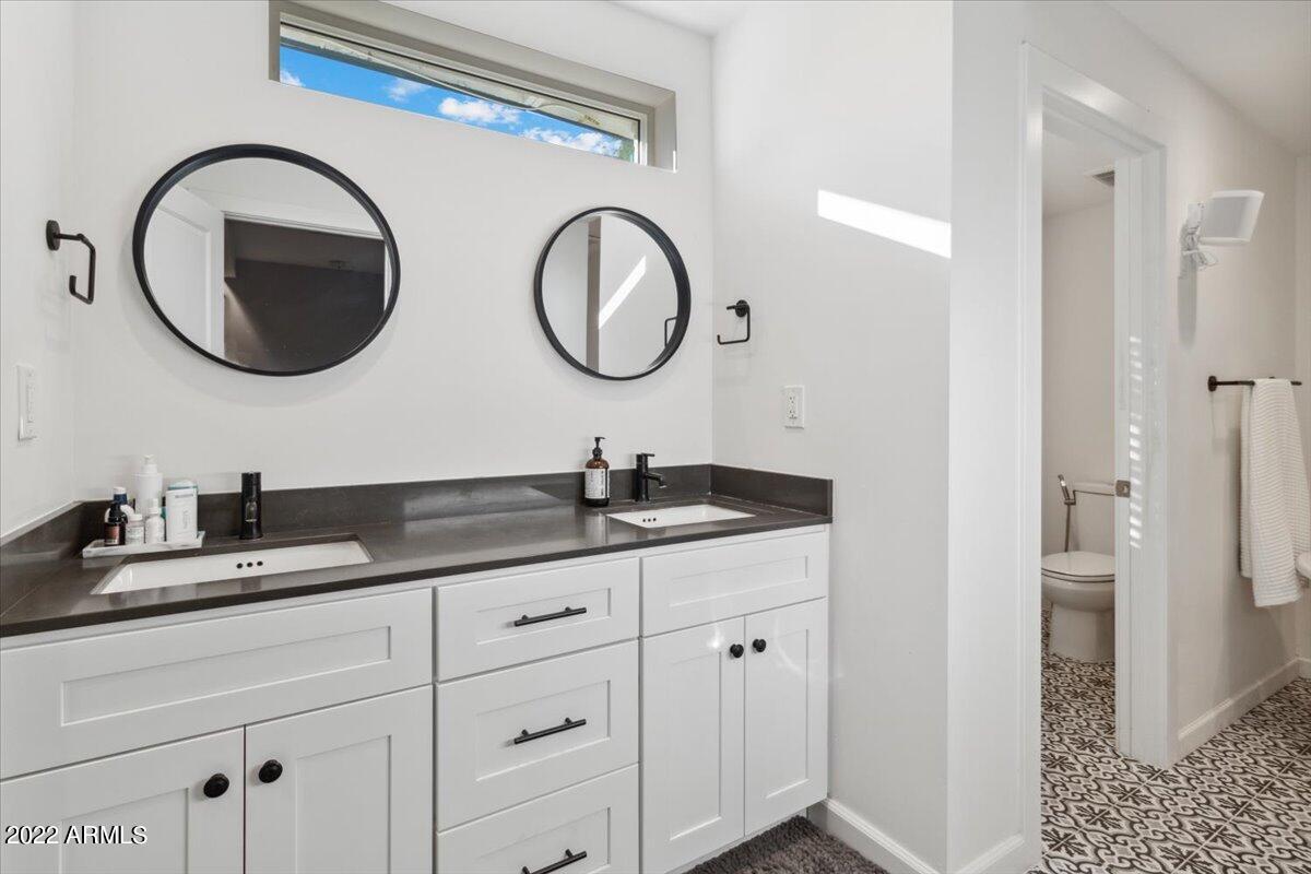 3214 E CLARENDON Avenue