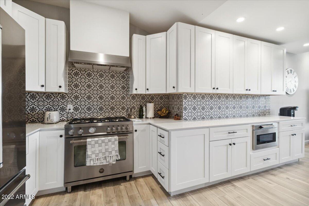 3214 E CLARENDON Avenue