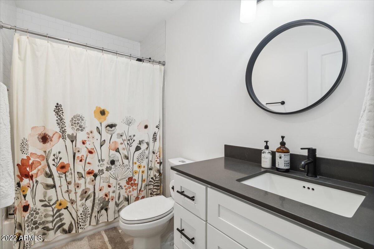 3214 E CLARENDON Avenue