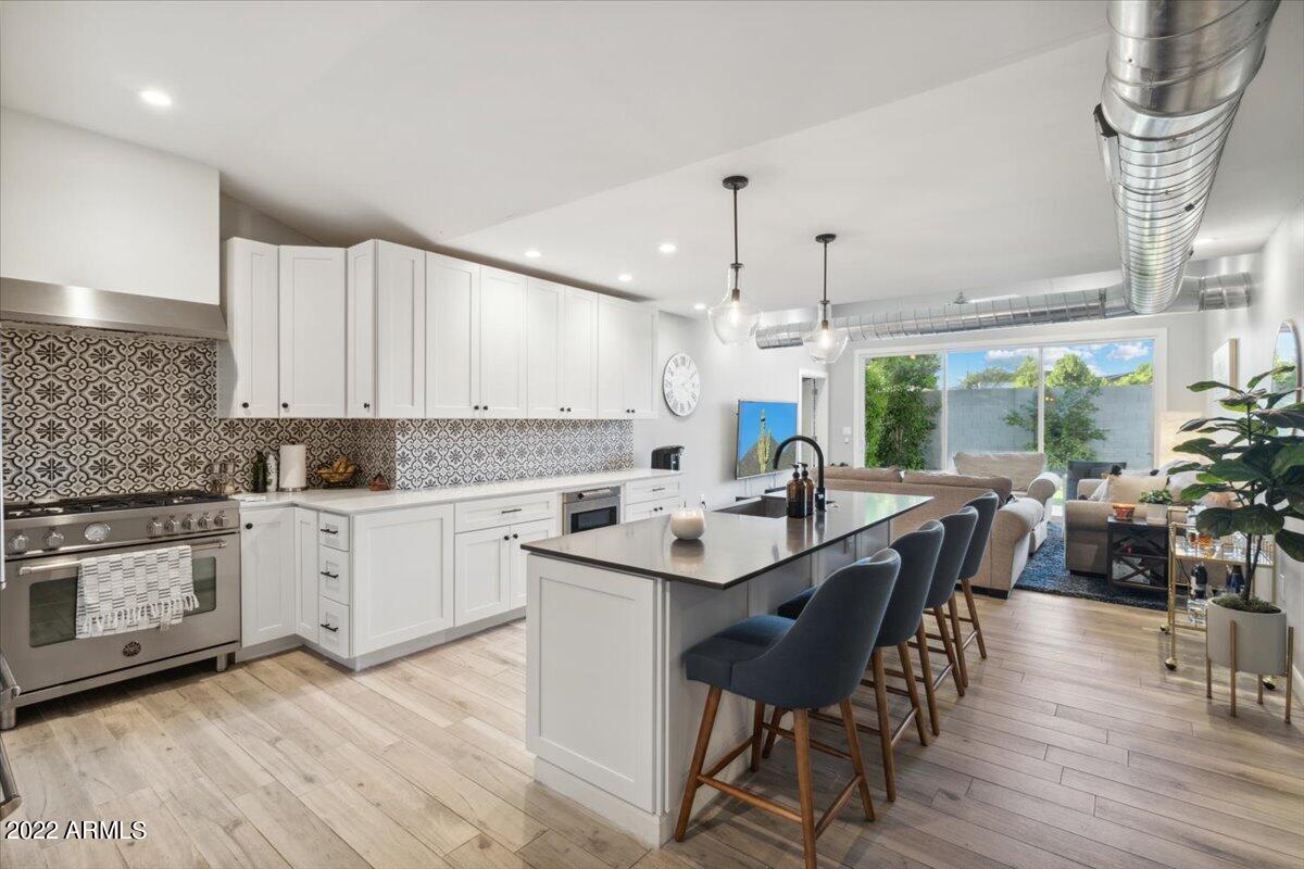 3214 E CLARENDON Avenue