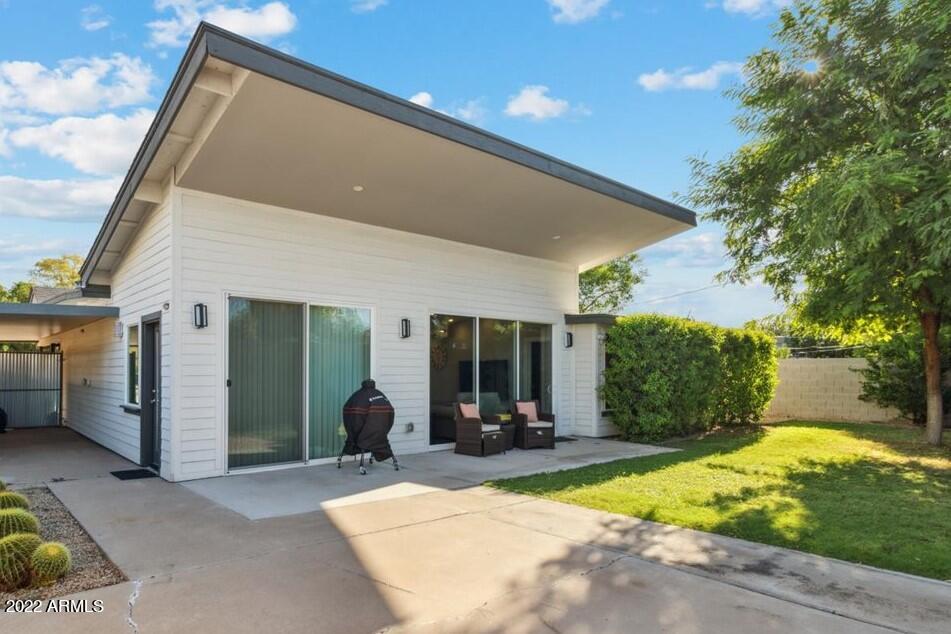 3214 E CLARENDON Avenue