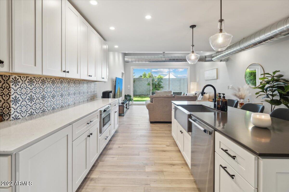 3214 E CLARENDON Avenue