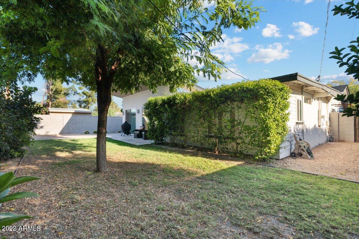 3214 E CLARENDON Avenue