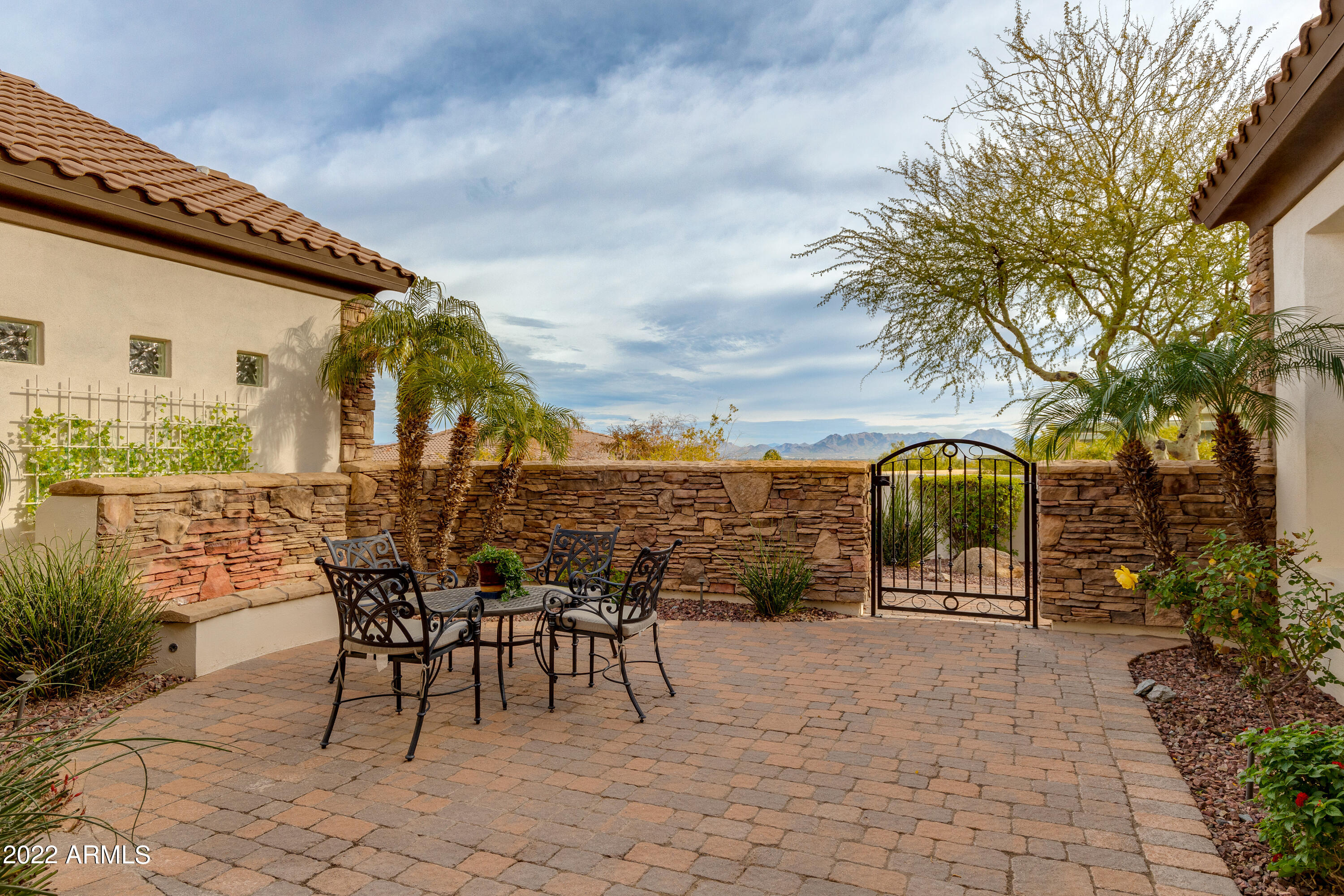 2739 E Redfield Road