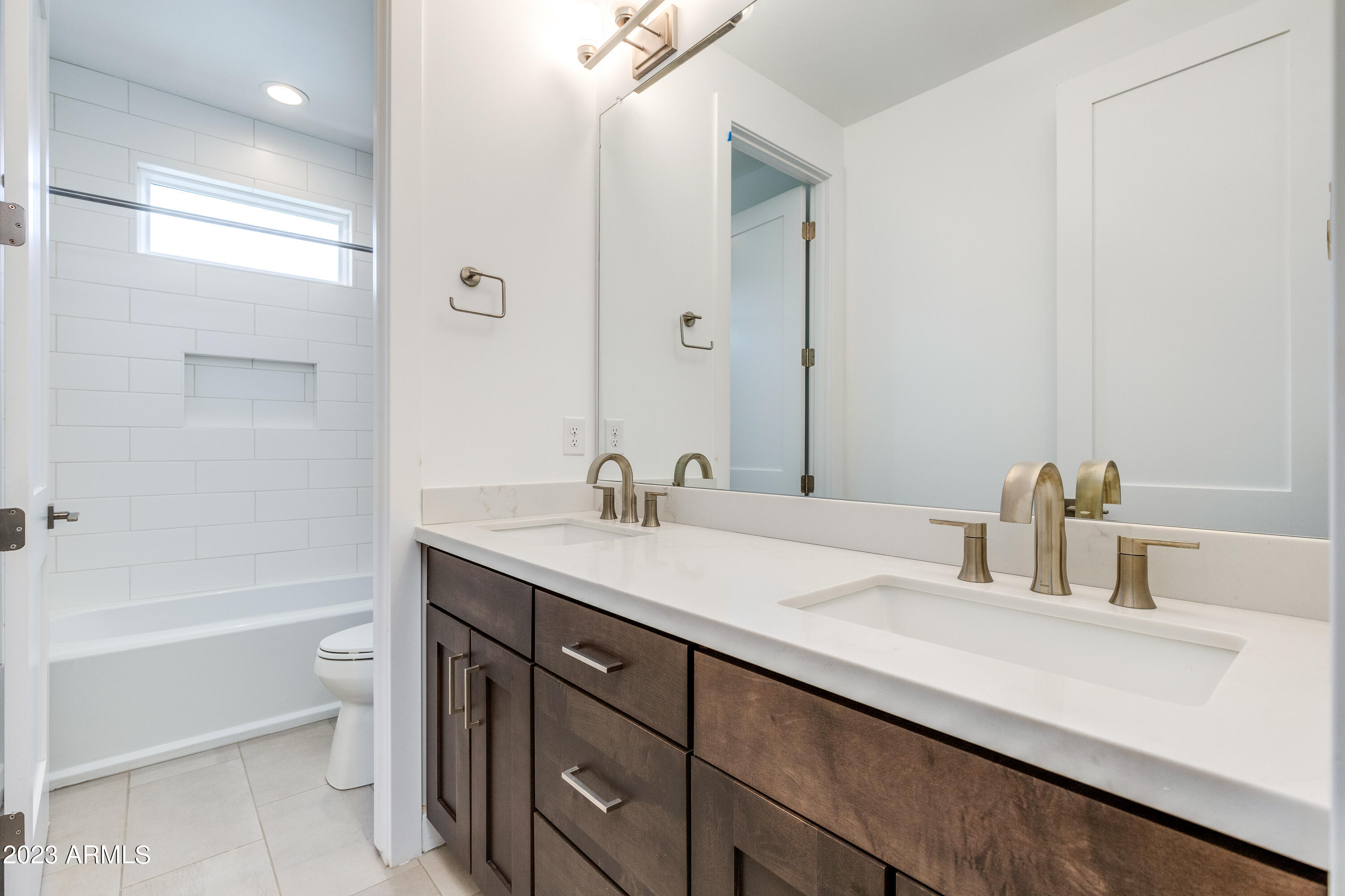 4003 E HAZELWOOD Street