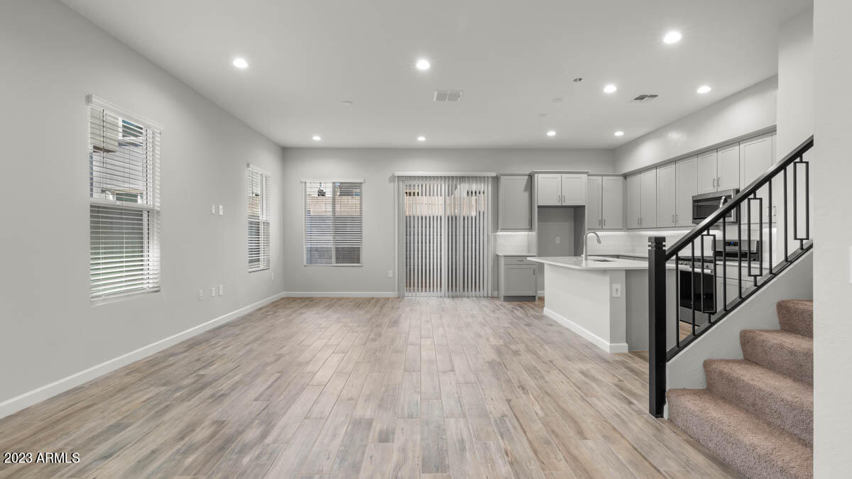 5049 E ANDERSON Drive