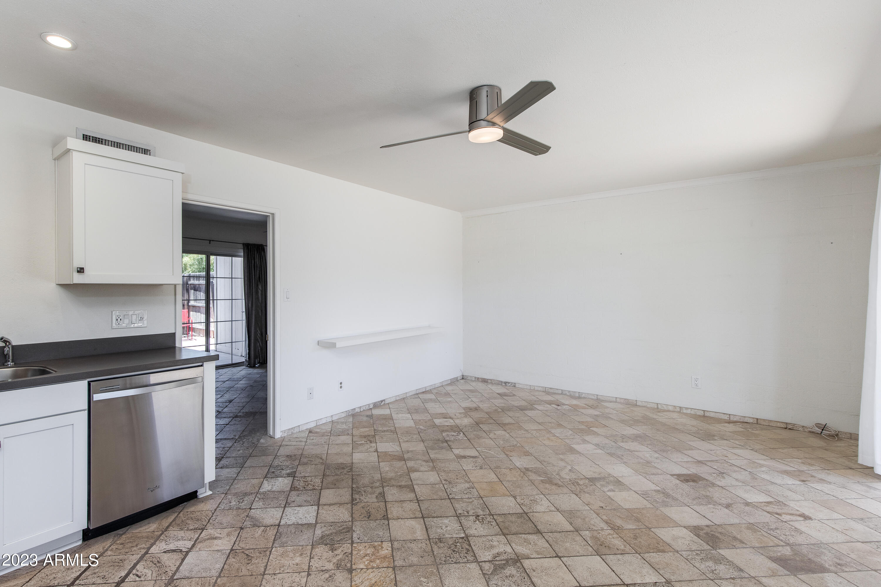 1441 E MARYLAND Avenue, 16