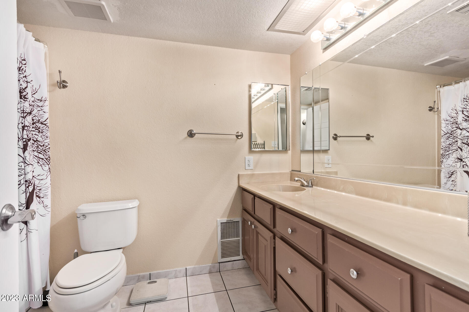 3228 E EMERALD Circle