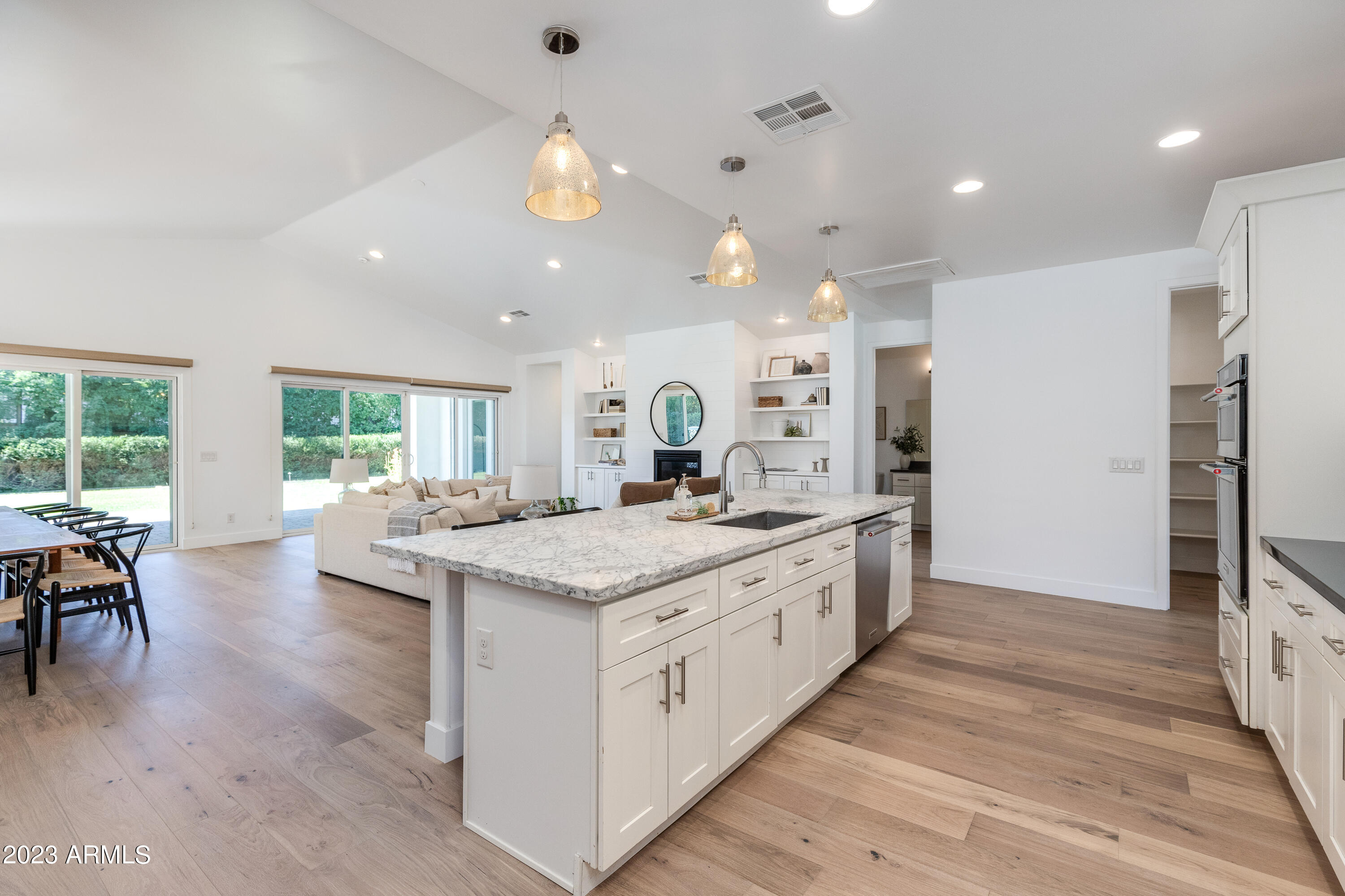 3609 E MEADOWBROOK Avenue