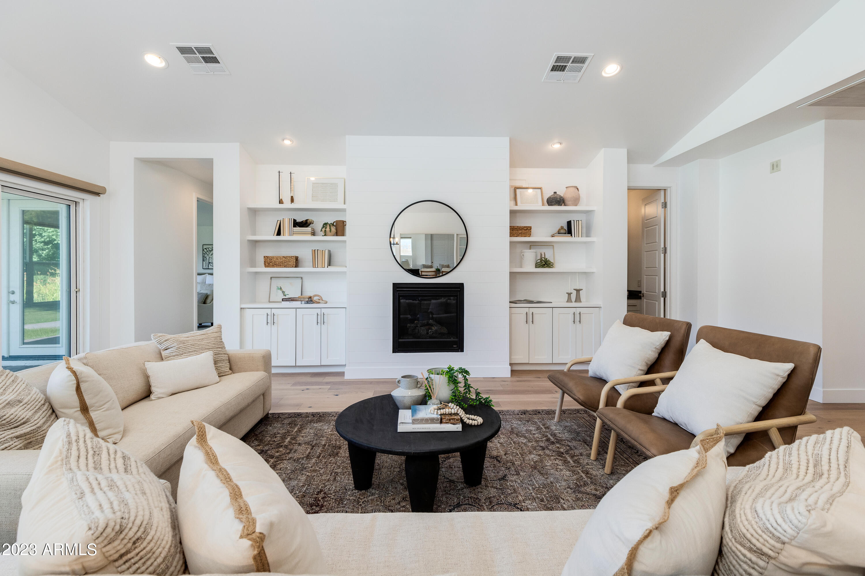 3609 E MEADOWBROOK Avenue