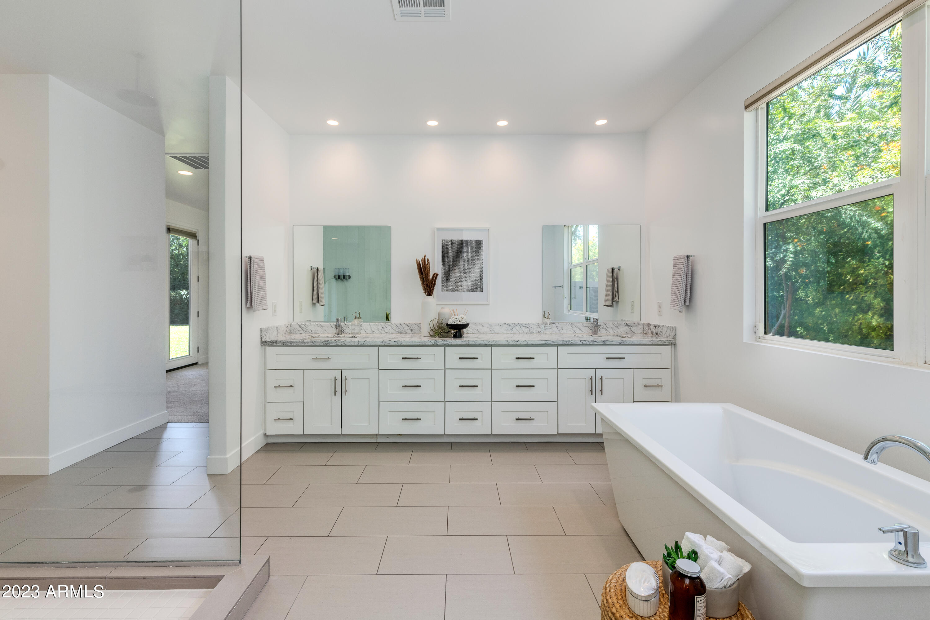 3609 E MEADOWBROOK Avenue