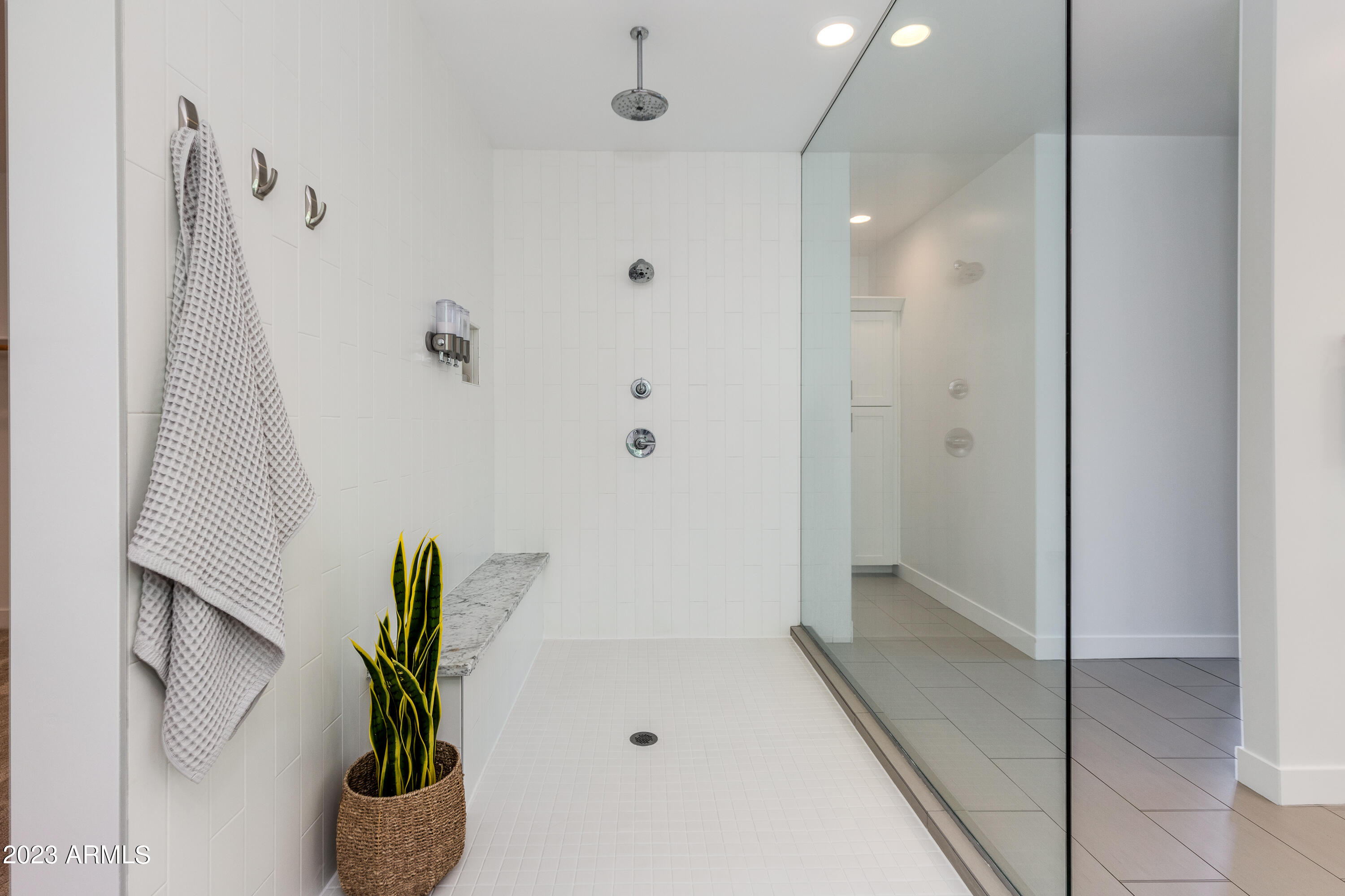 3609 E MEADOWBROOK Avenue