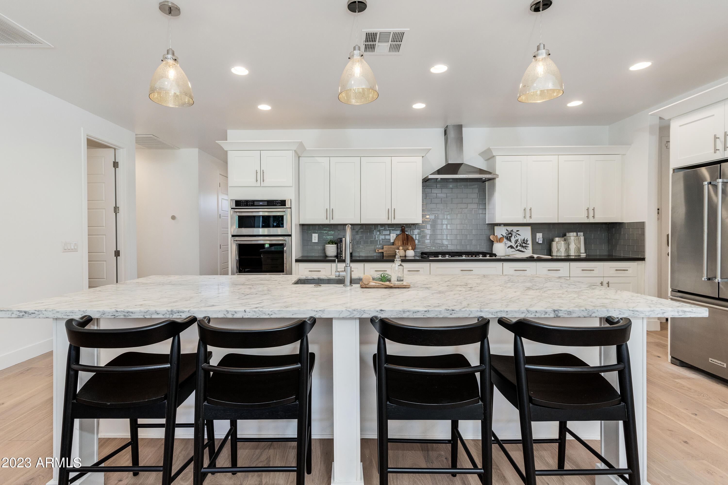 3609 E MEADOWBROOK Avenue