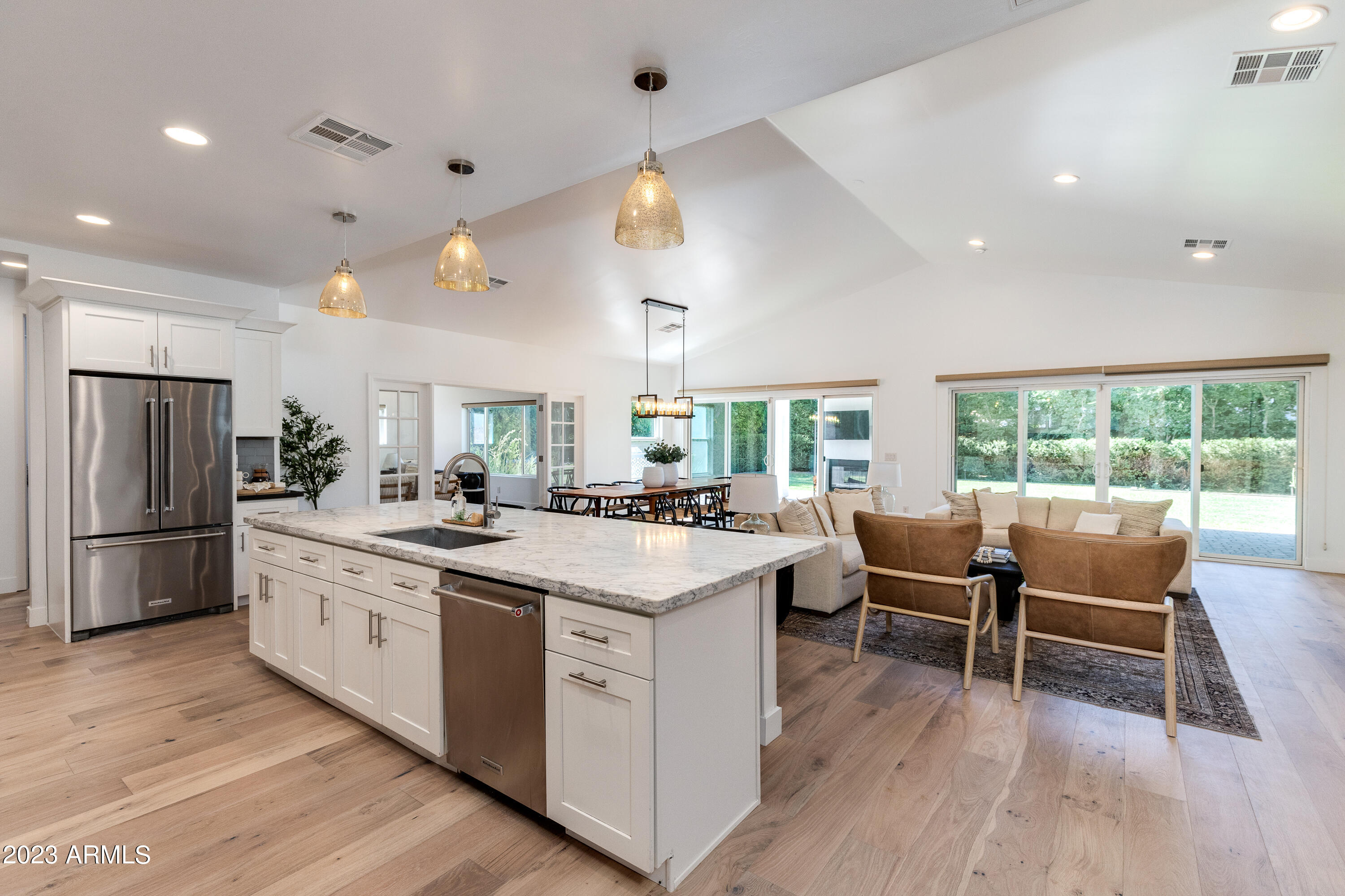 3609 E MEADOWBROOK Avenue