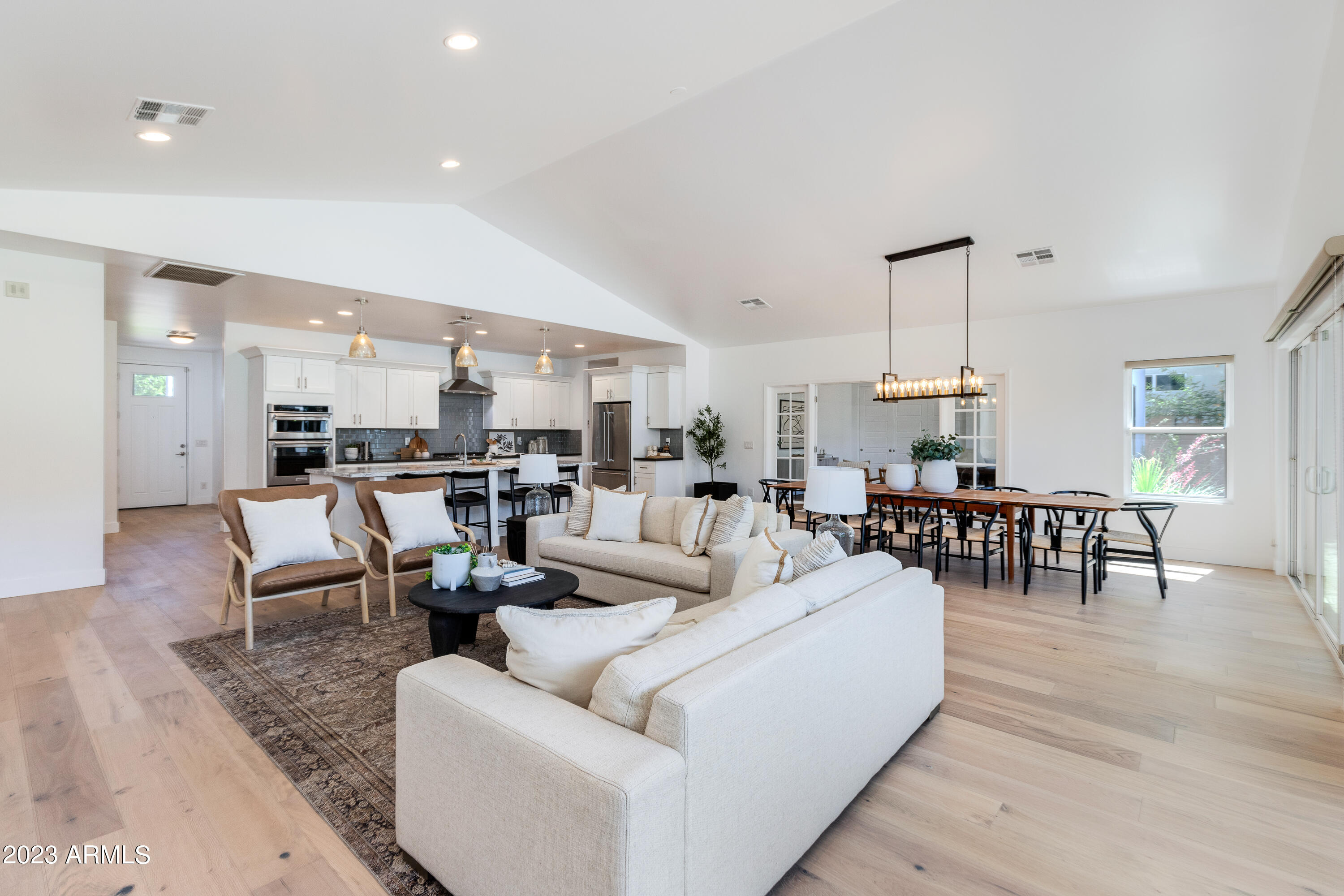 3609 E MEADOWBROOK Avenue