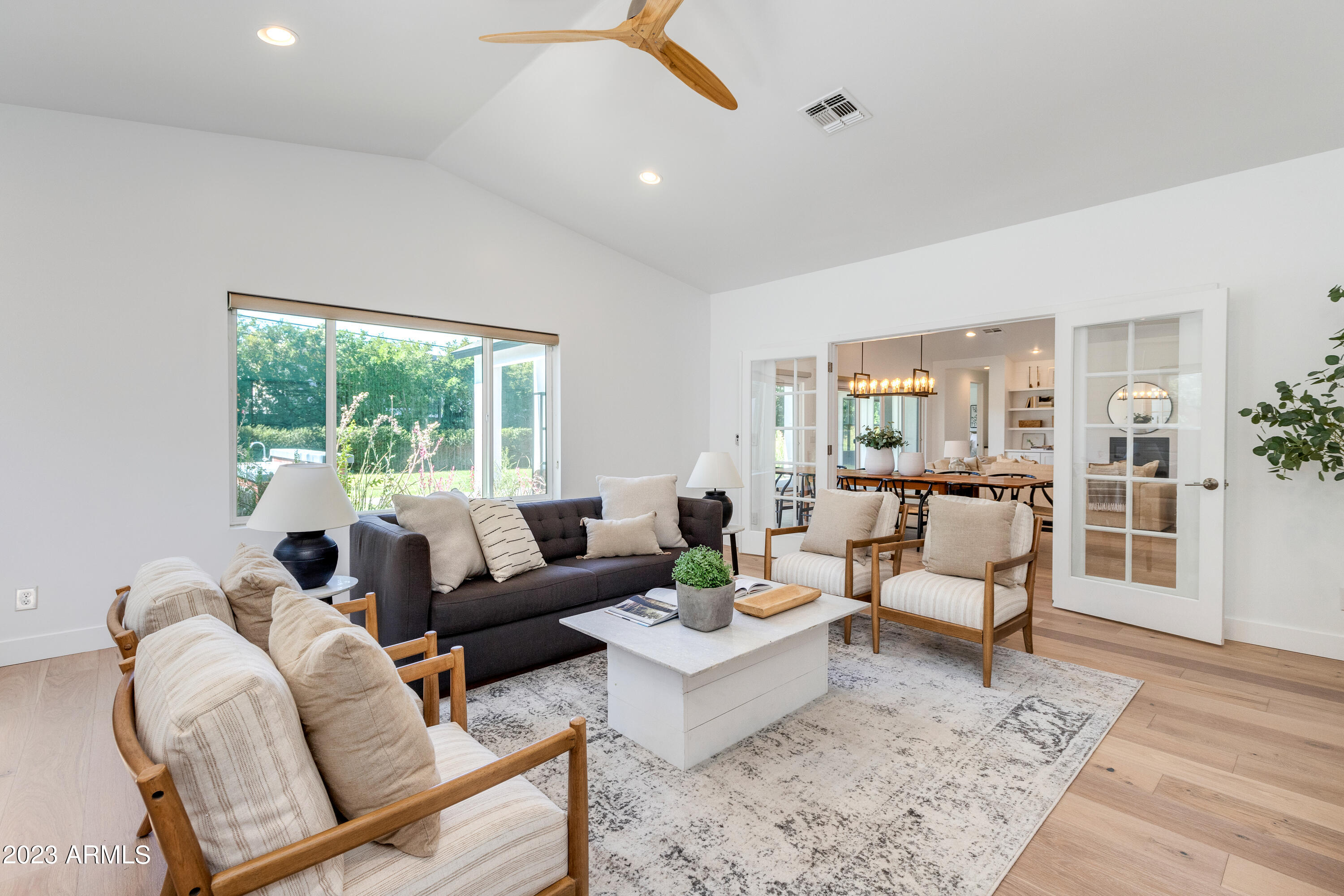 3609 E MEADOWBROOK Avenue