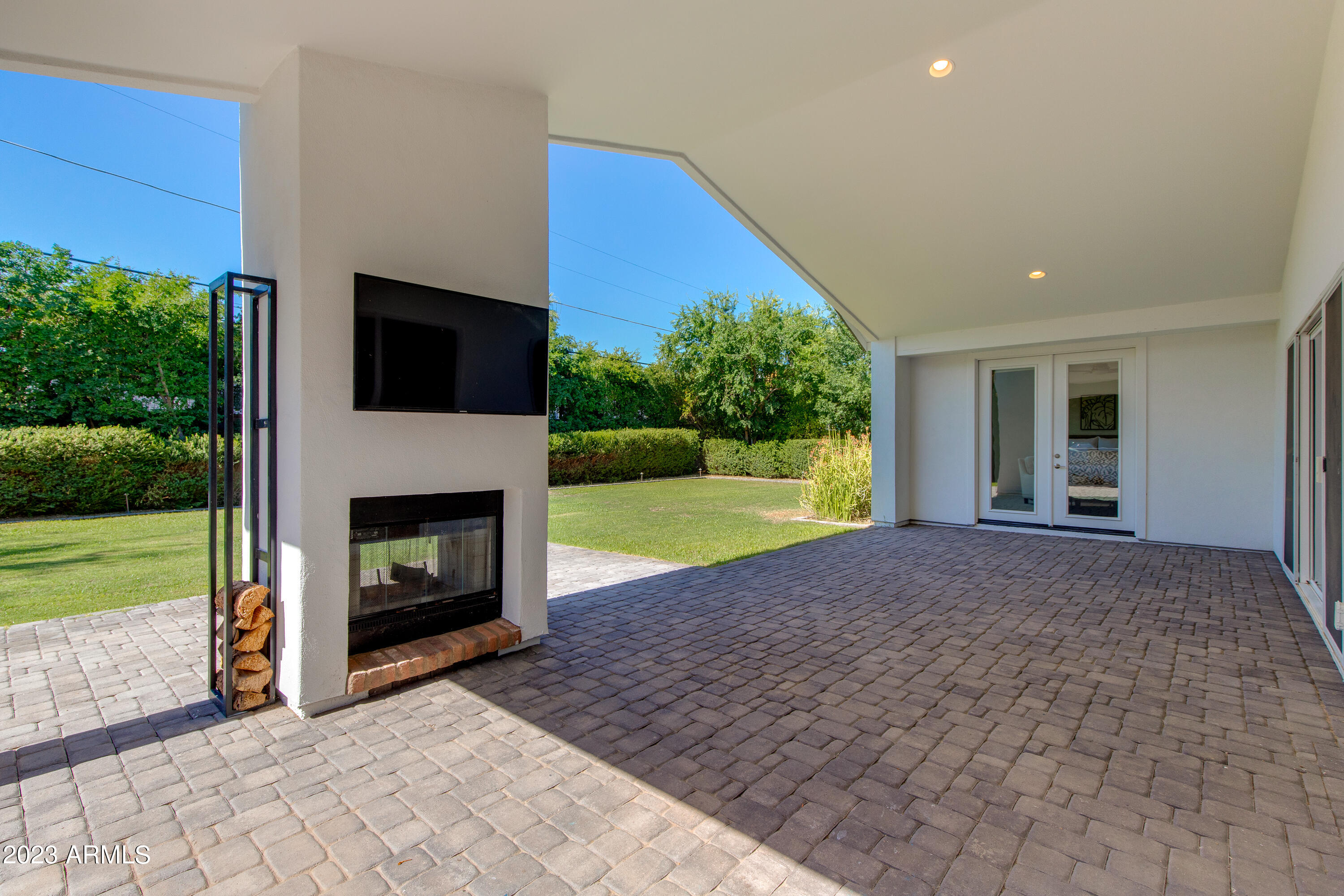 3609 E MEADOWBROOK Avenue