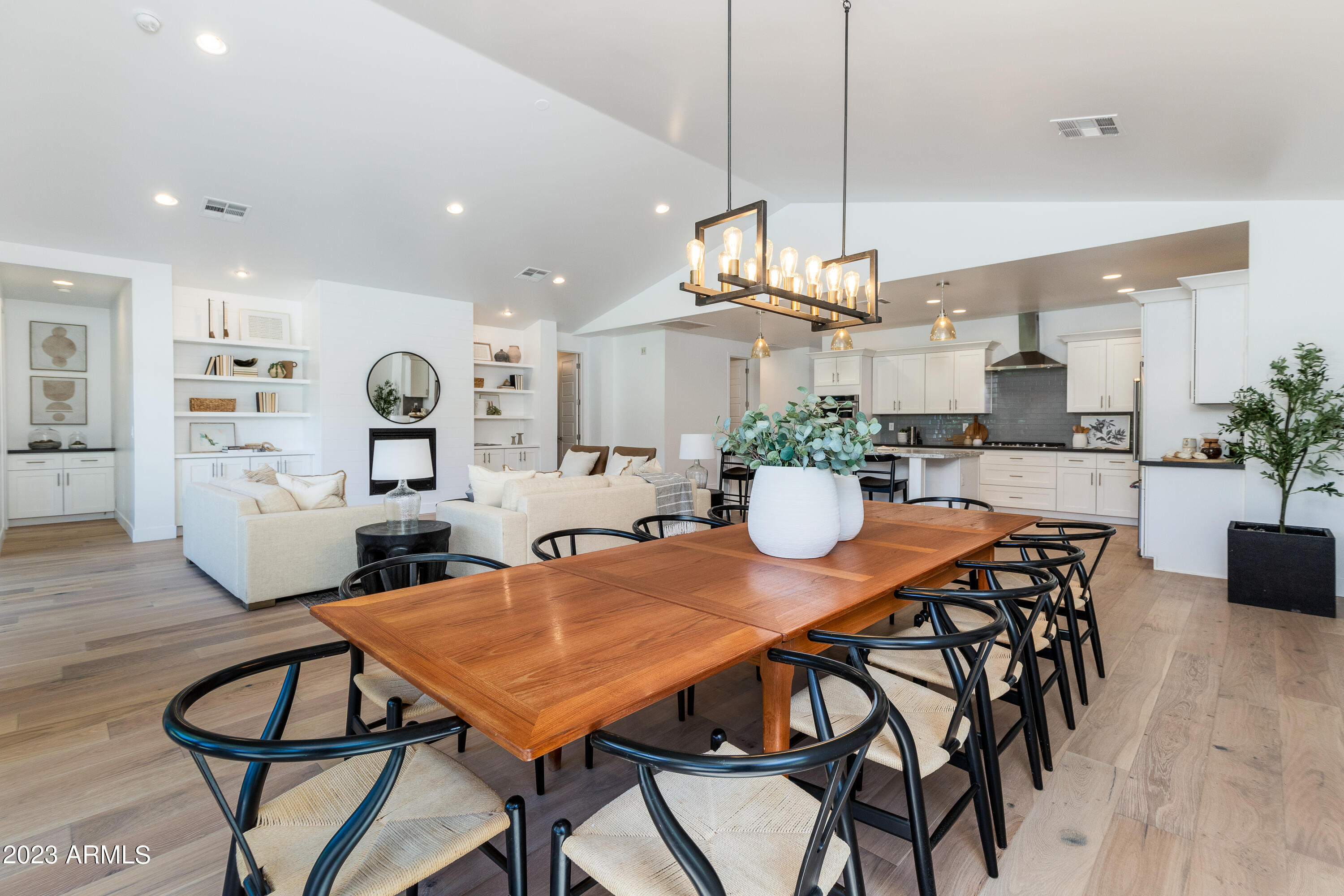 3609 E MEADOWBROOK Avenue