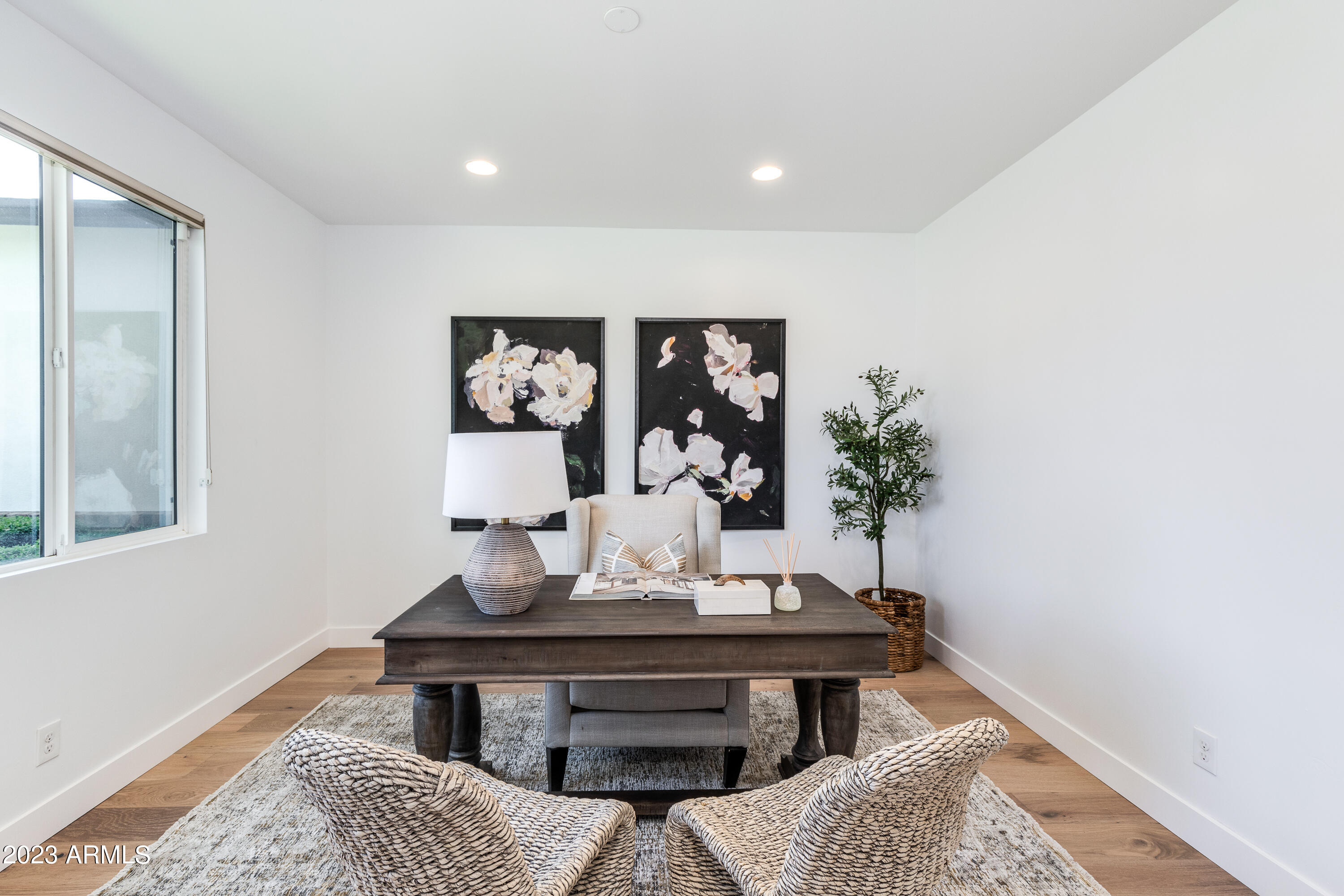 3609 E MEADOWBROOK Avenue