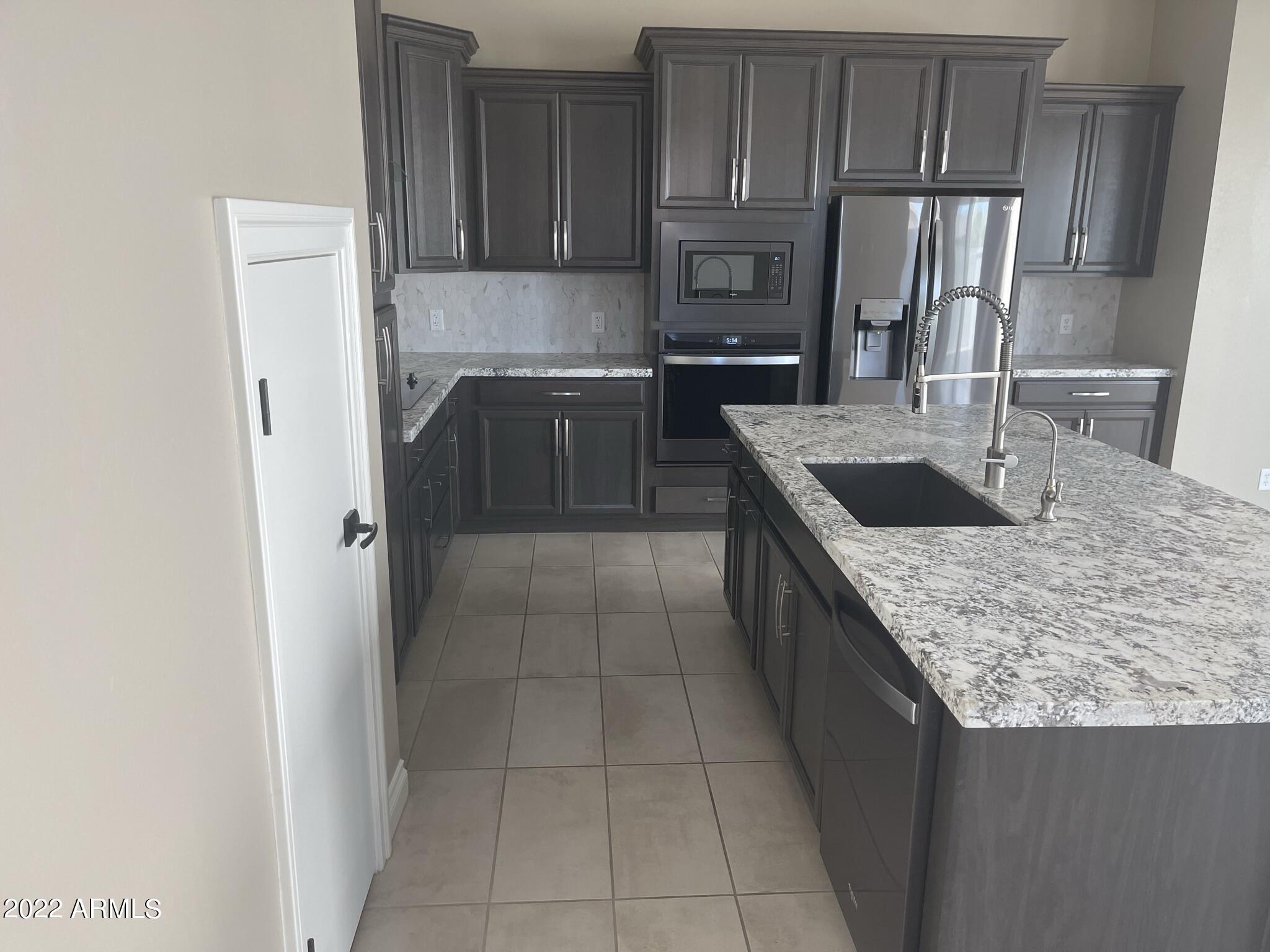 2462 E LOVEBIRD Lane