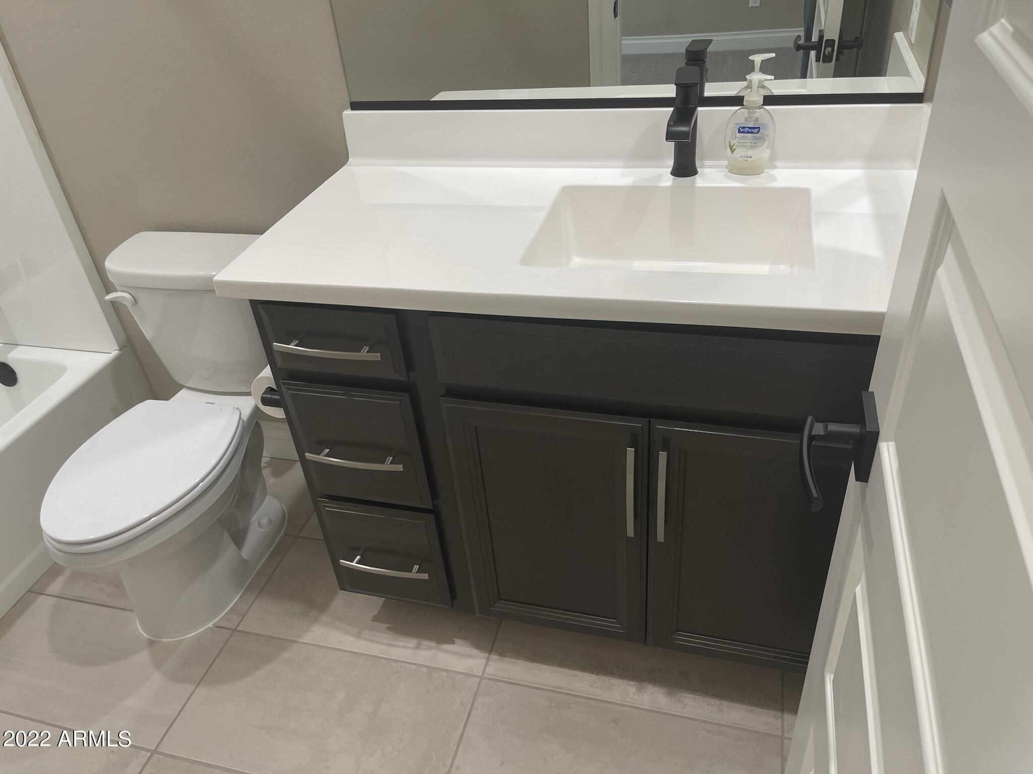 2462 E LOVEBIRD Lane