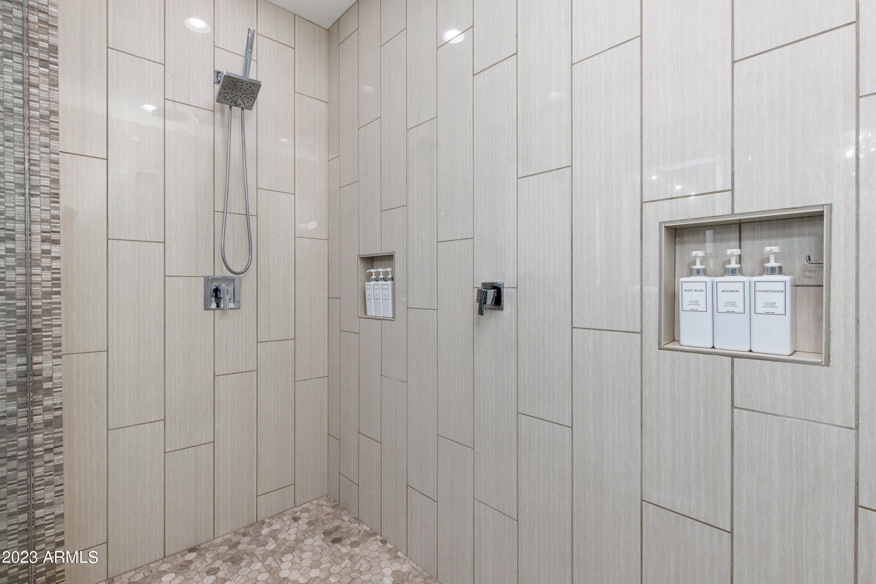 6016 E Thunder Hawk Road