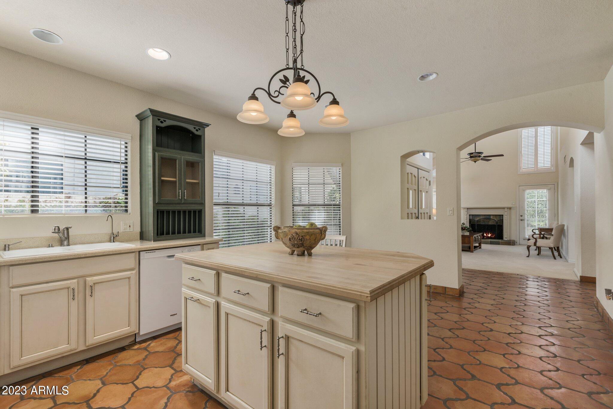 1909 E Calle De Arcos