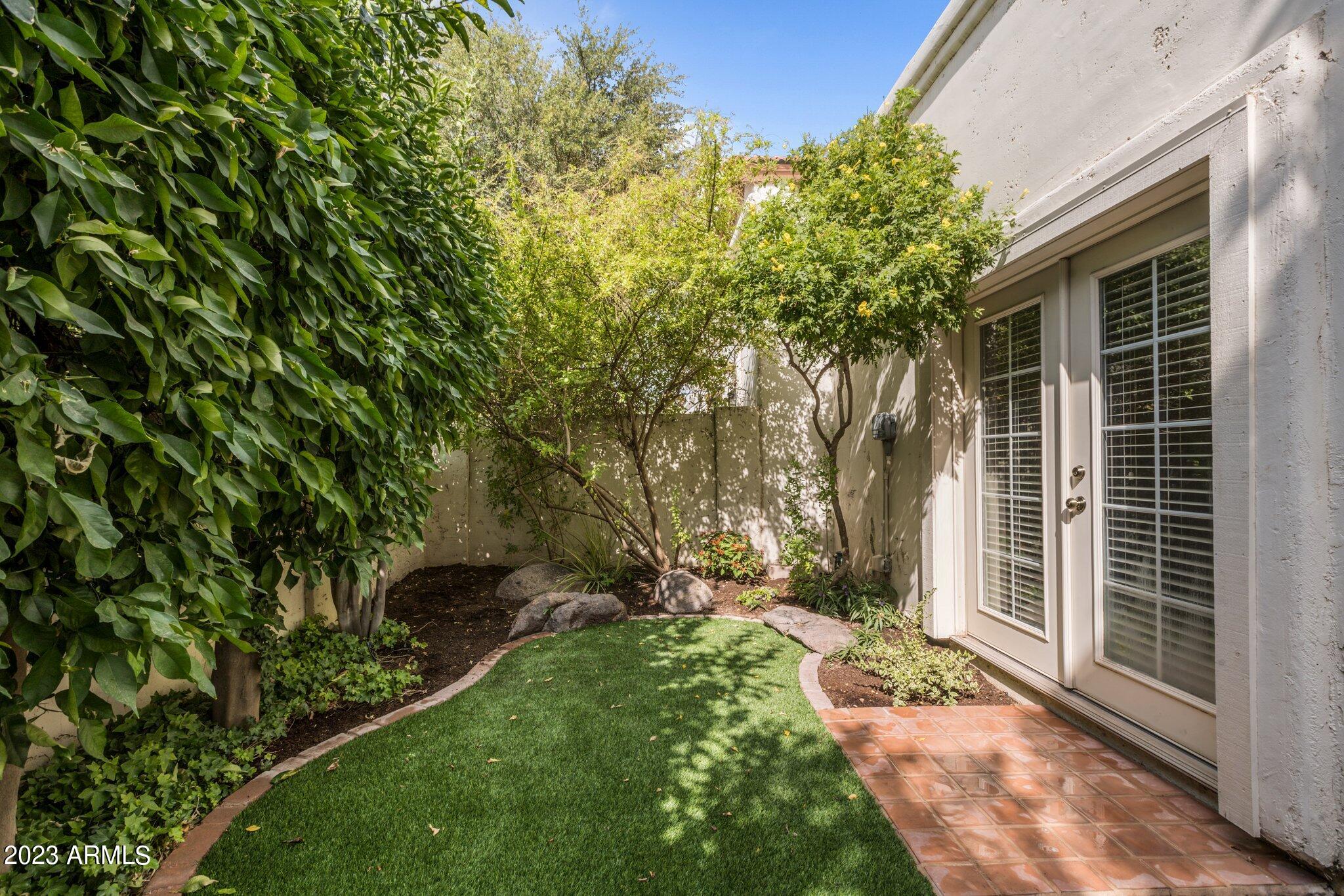 1909 E Calle De Arcos