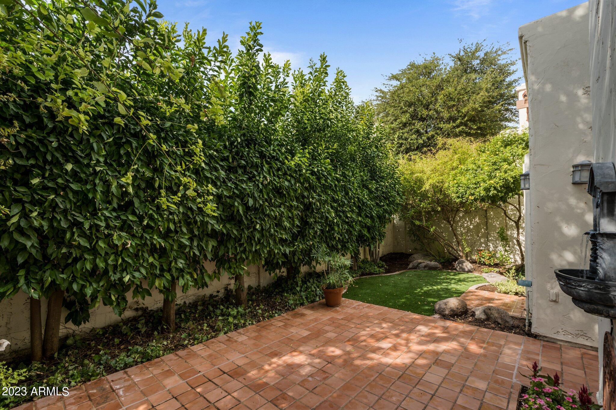 1909 E Calle De Arcos