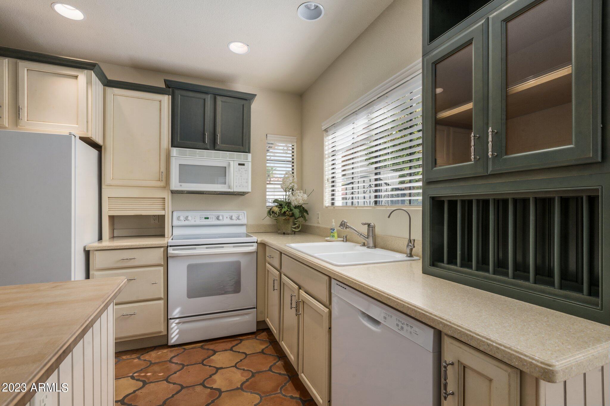 1909 E Calle De Arcos