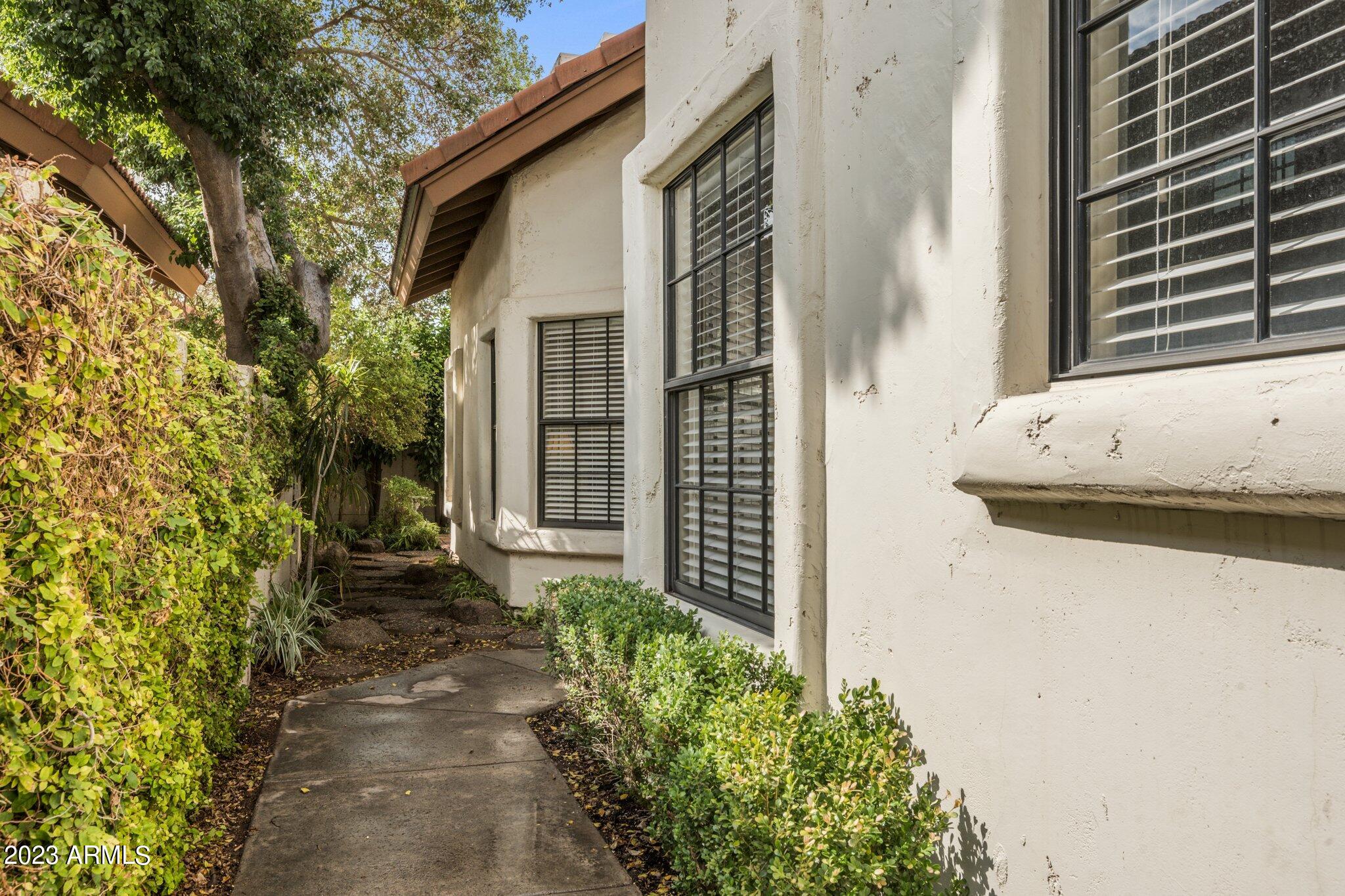 1909 E Calle De Arcos