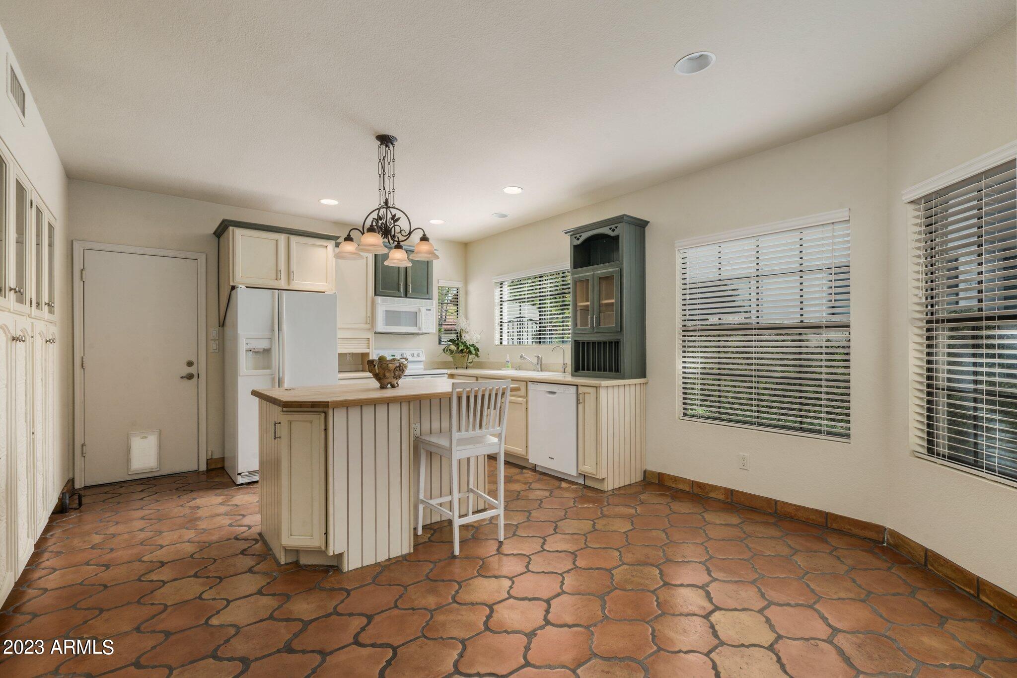 1909 E Calle De Arcos