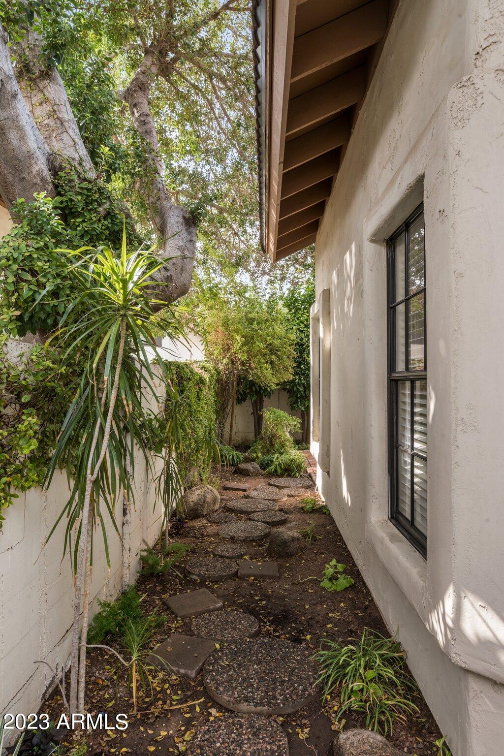 1909 E Calle De Arcos