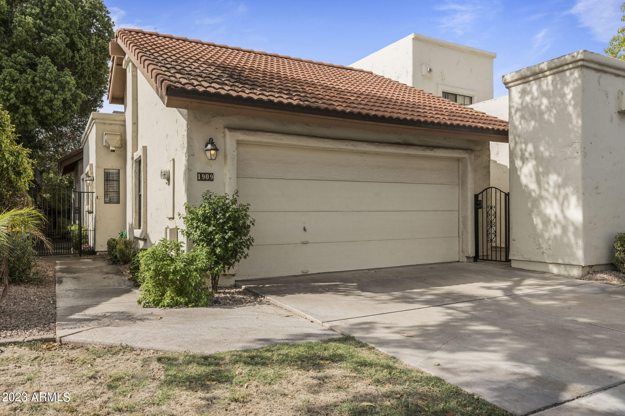 1909 E Calle De Arcos