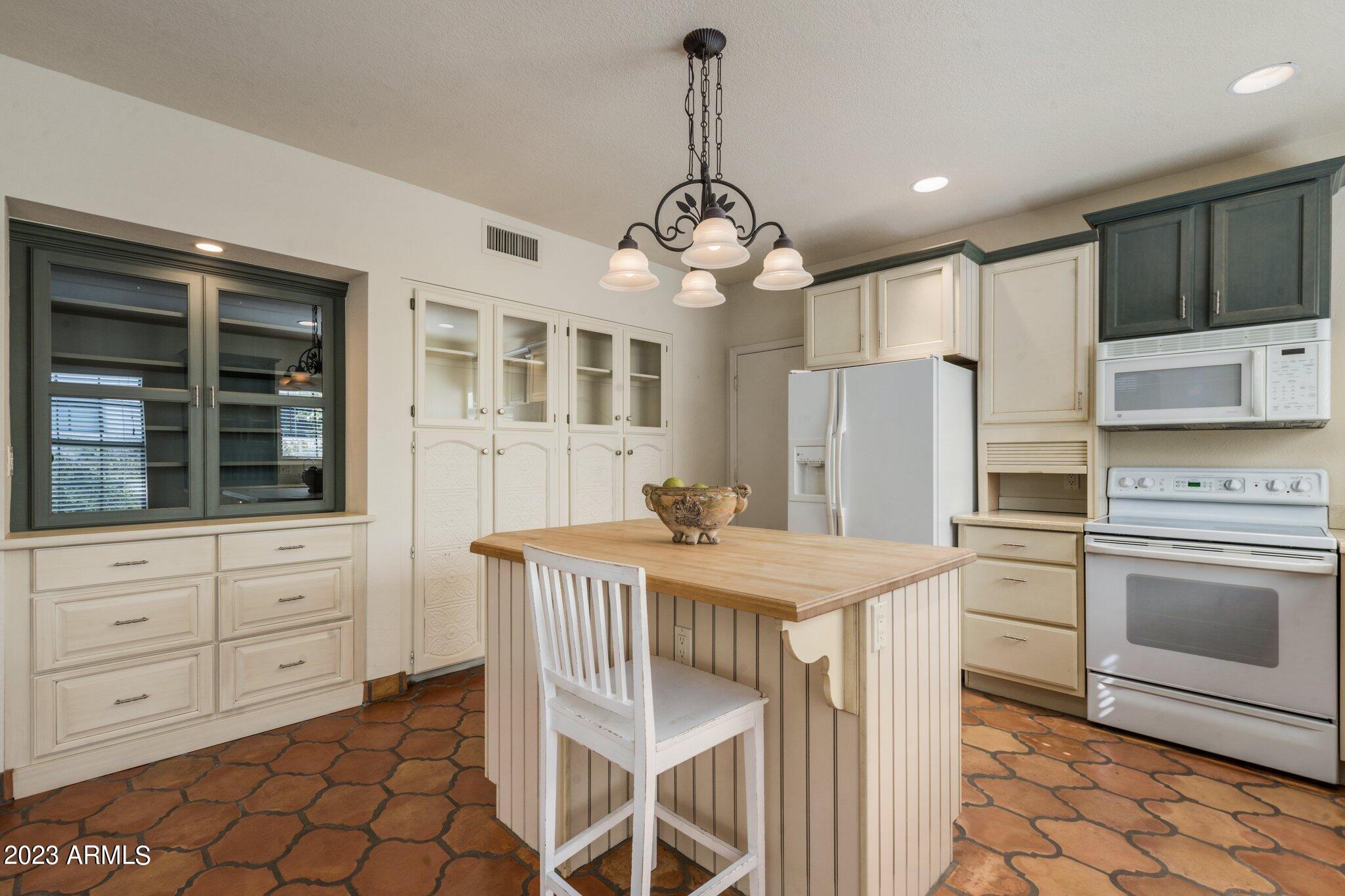 1909 E Calle De Arcos