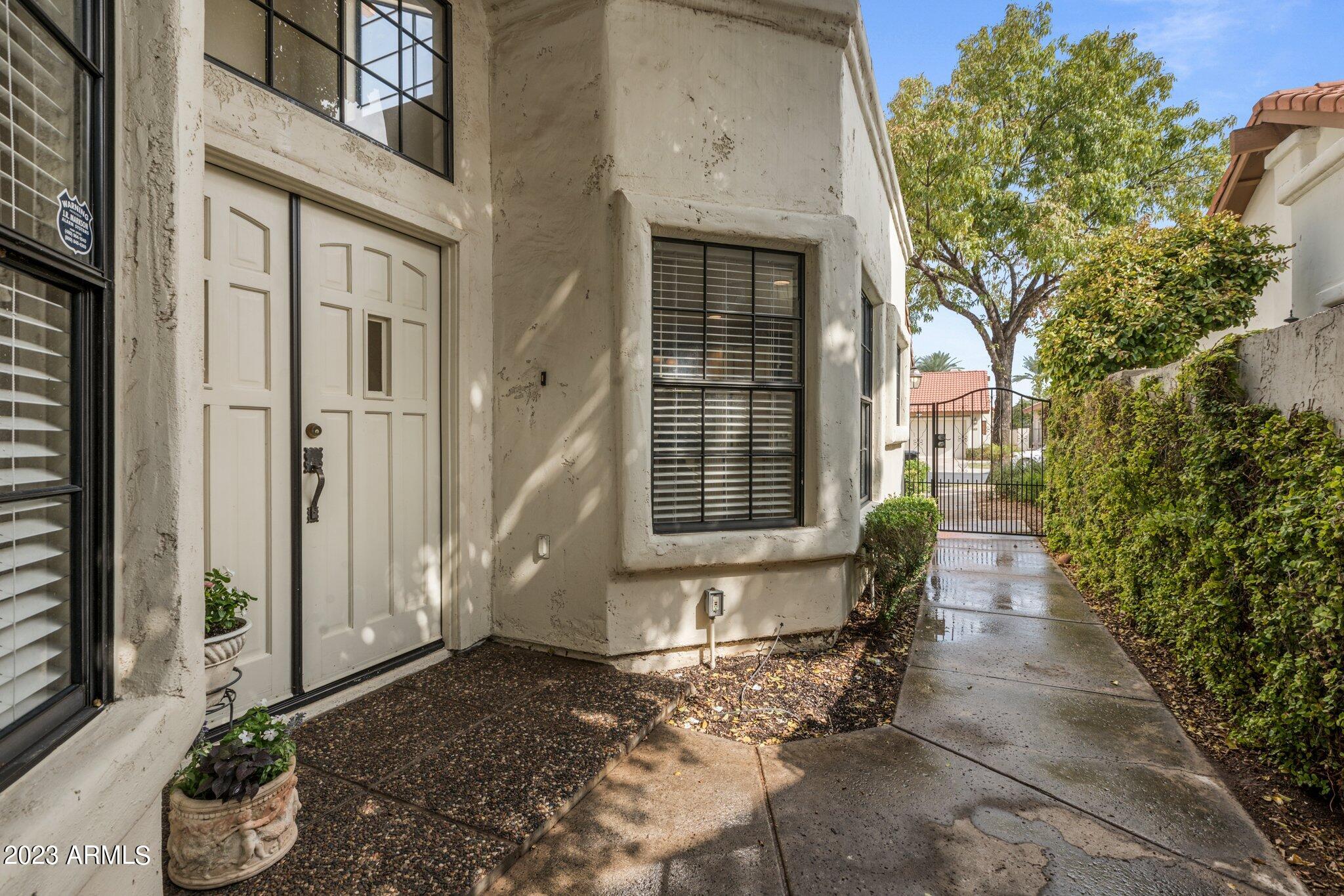 1909 E Calle De Arcos