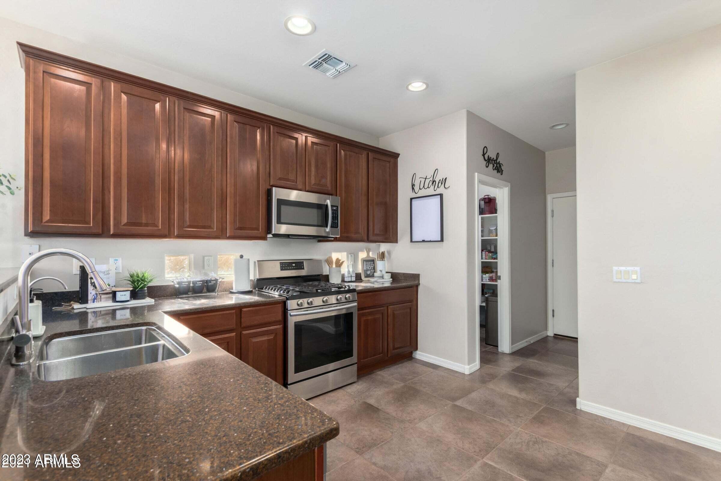 6835 W PLEASANT Lane