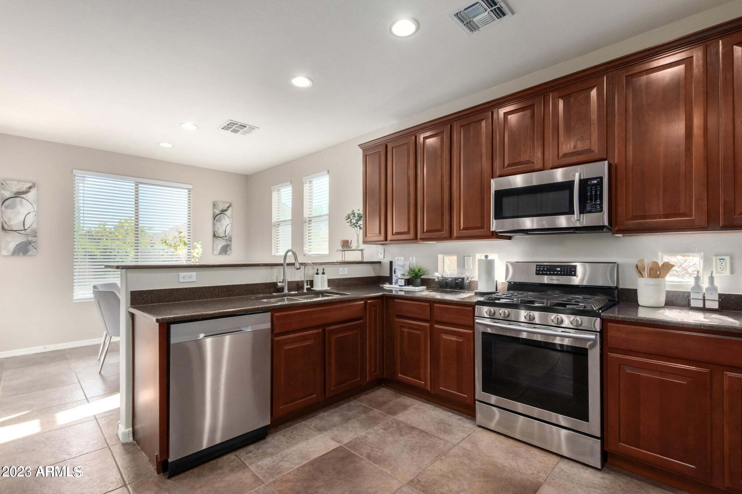 6835 W PLEASANT Lane