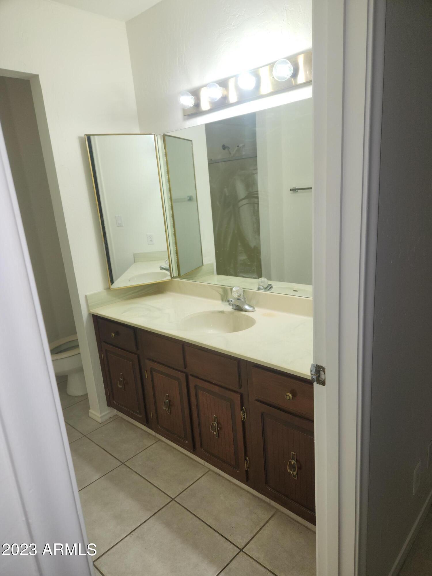 1615 E BORGHESE Place