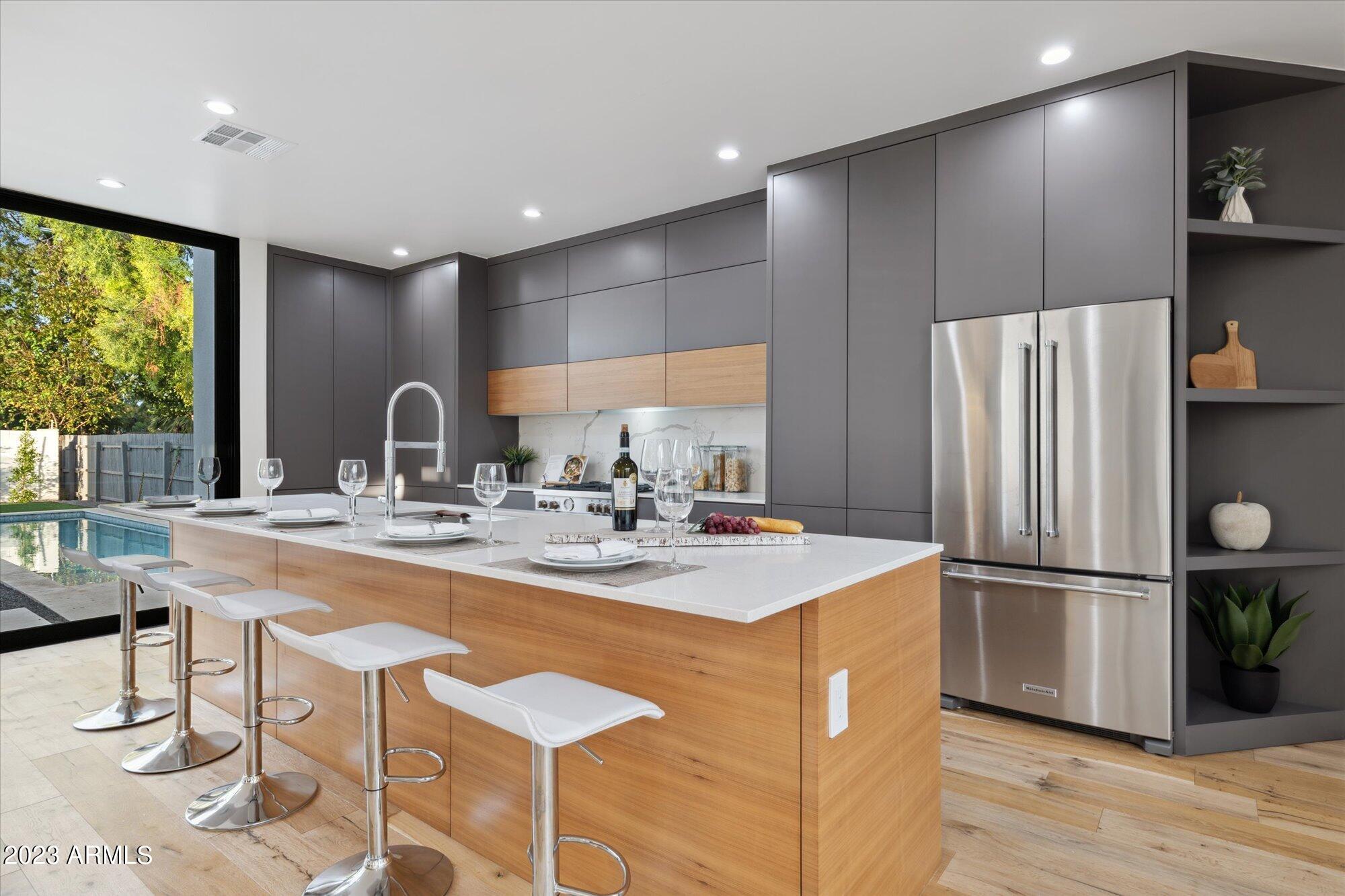 1426 E HOOVER Avenue