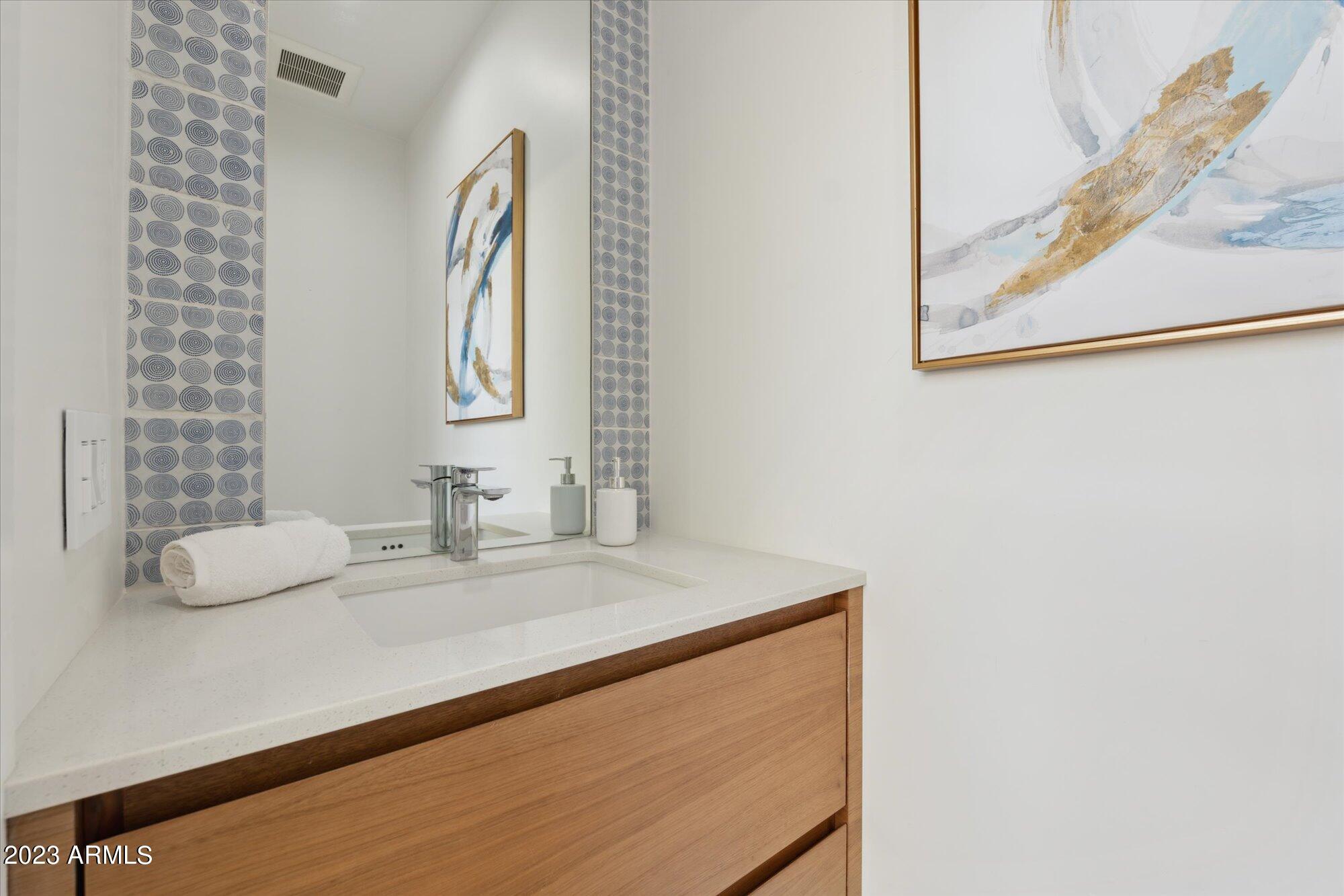 1426 E HOOVER Avenue