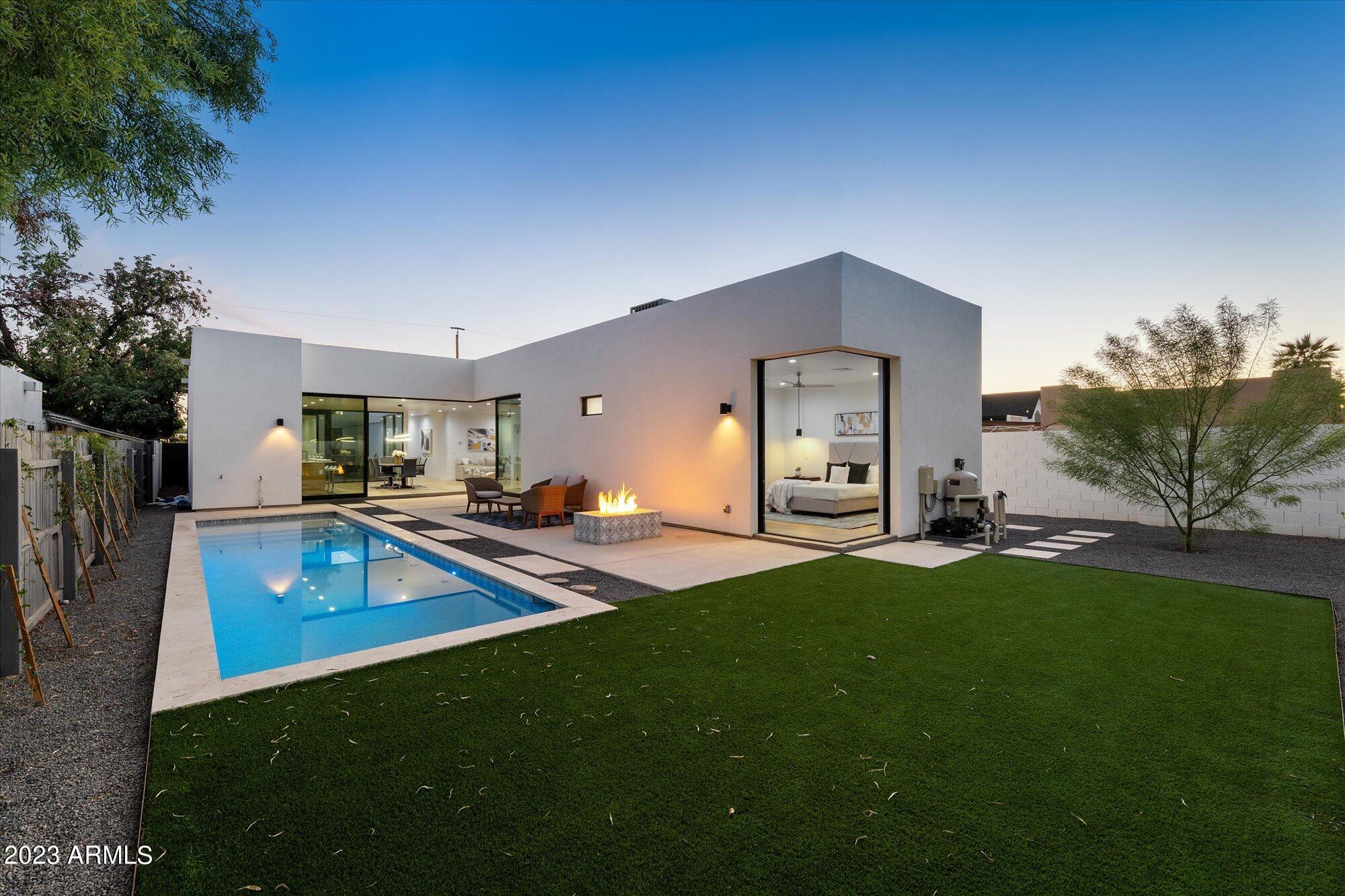 1426 E HOOVER Avenue